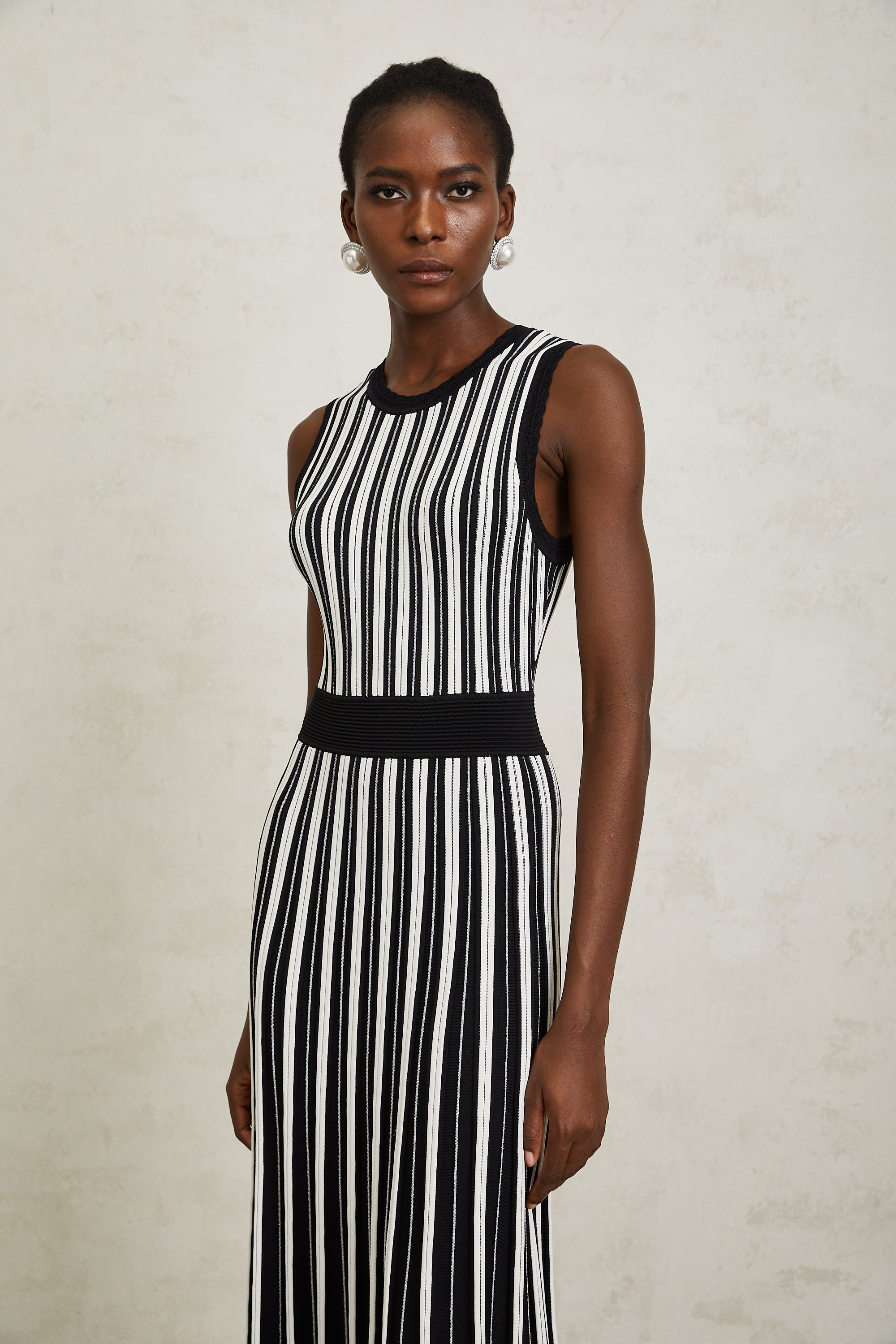 فستان كابوسين متوسط ​​الطول محبوك بخطوط عمودية سوداء