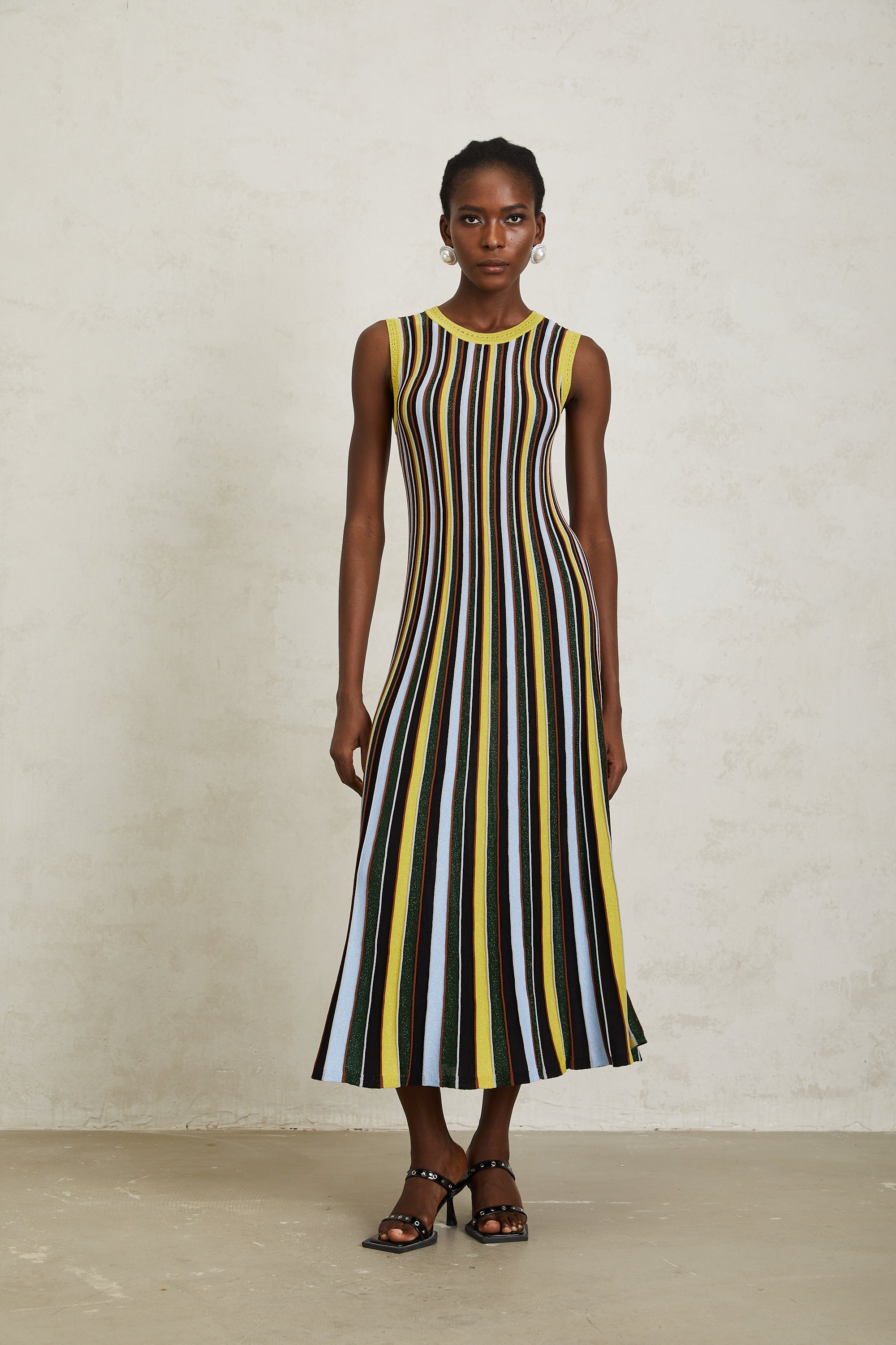 فستان كليمانس متوسط الطول محبوك بخطوط عمودية صفراء