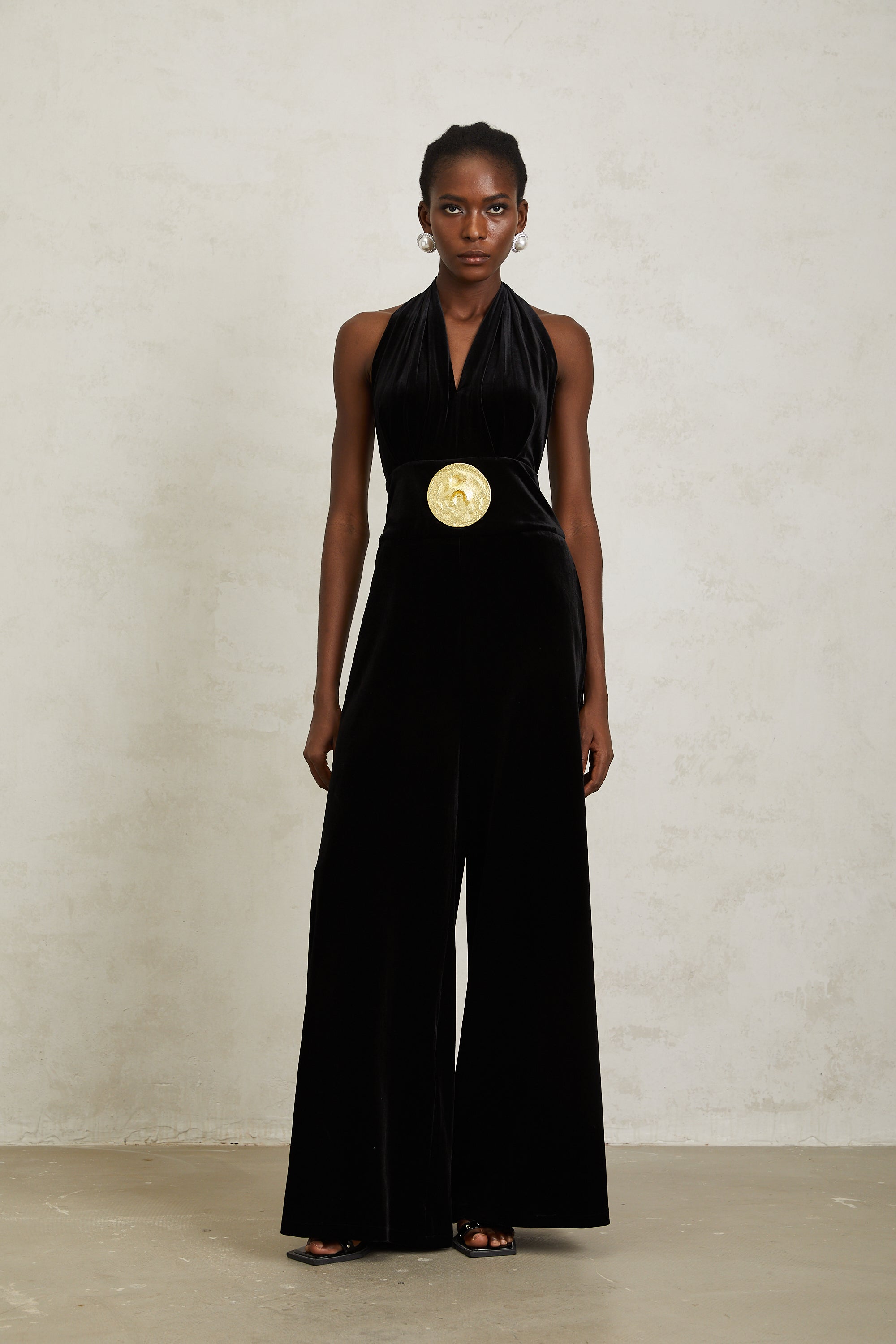 Schwarzer Neckholder-Jumpsuit aus Samt „Valentine“