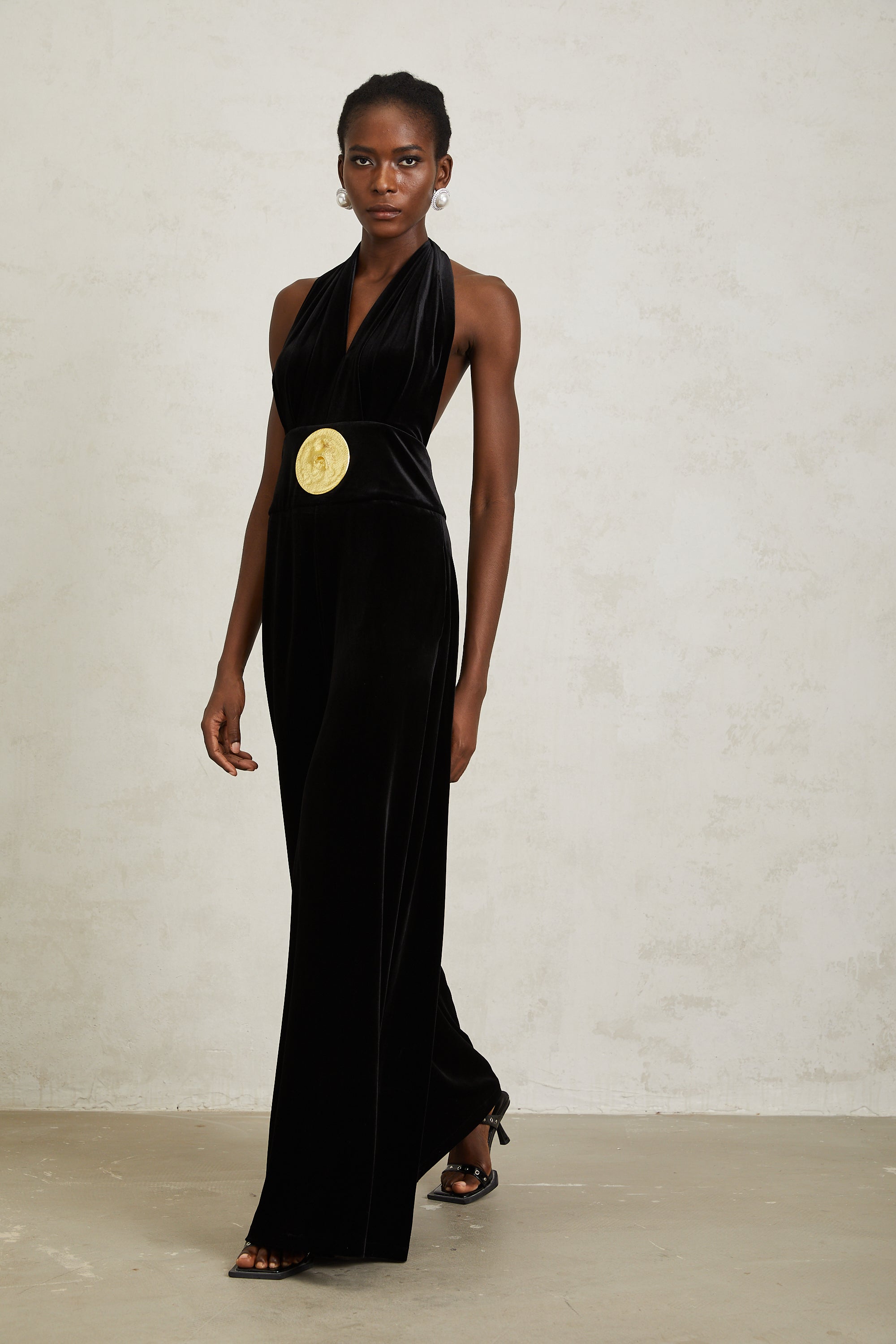 Schwarzer Neckholder-Jumpsuit aus Samt „Valentine“