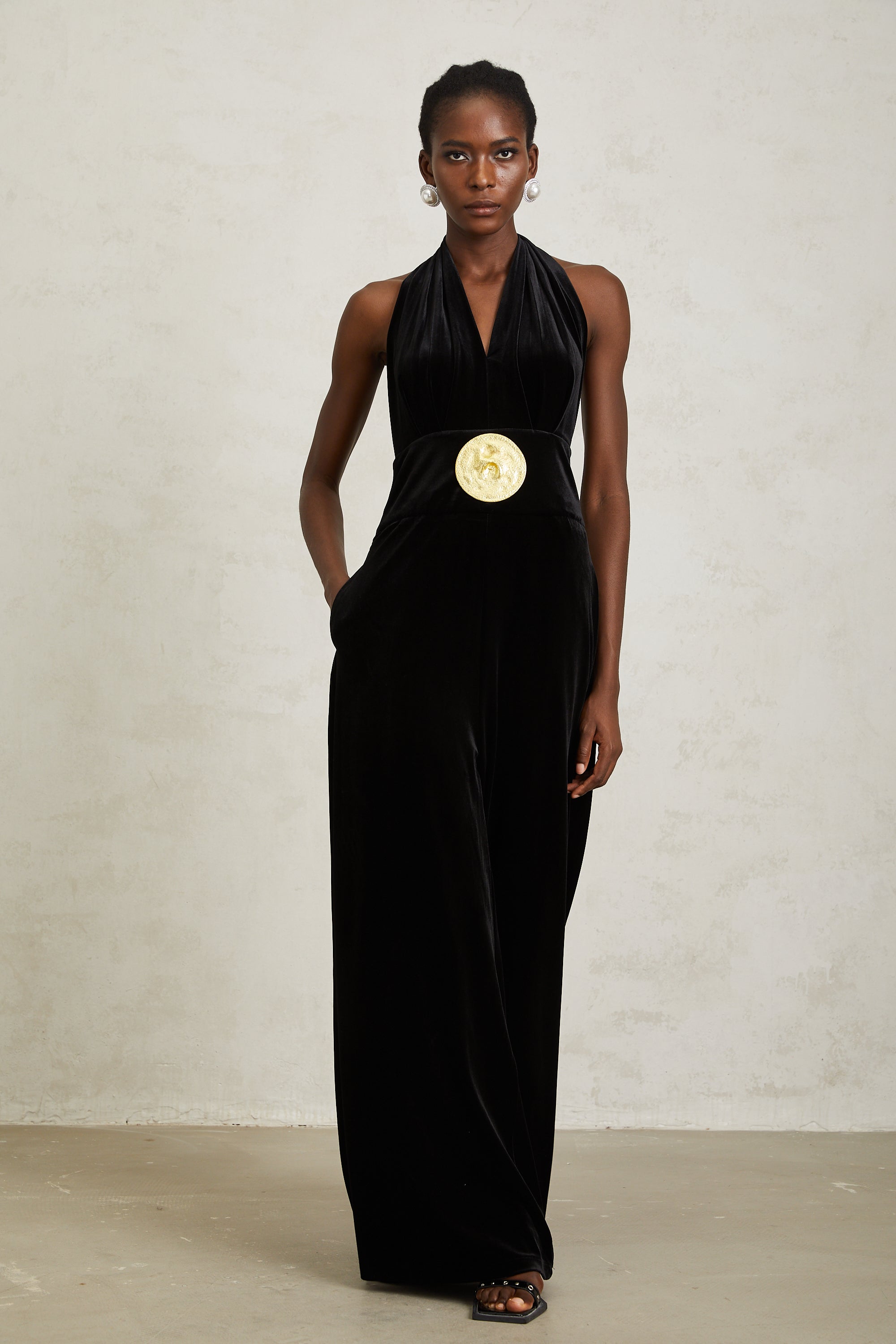 Schwarzer Neckholder-Jumpsuit aus Samt „Valentine“