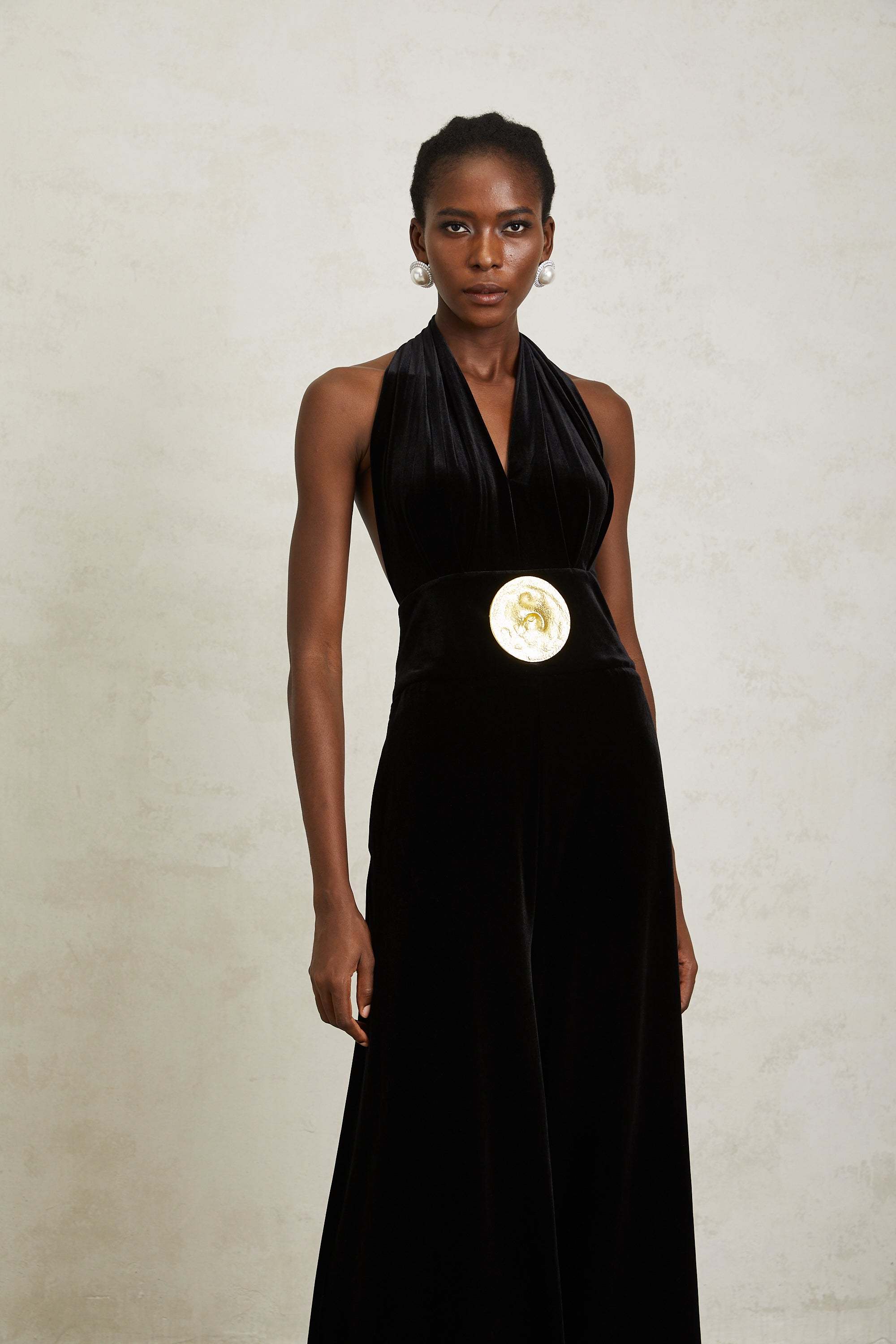 Schwarzer Neckholder-Jumpsuit aus Samt „Valentine“