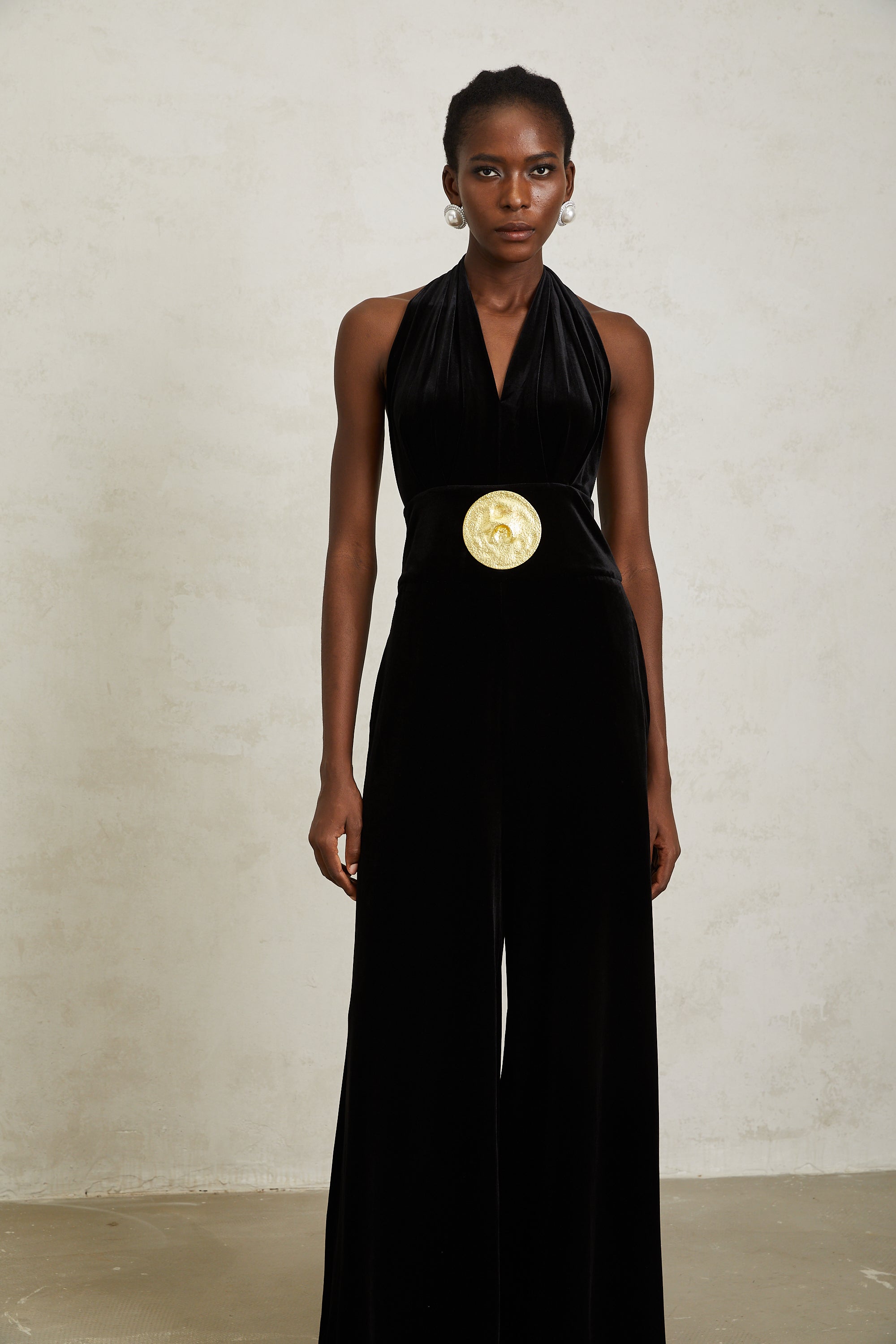 Schwarzer Neckholder-Jumpsuit aus Samt „Valentine“