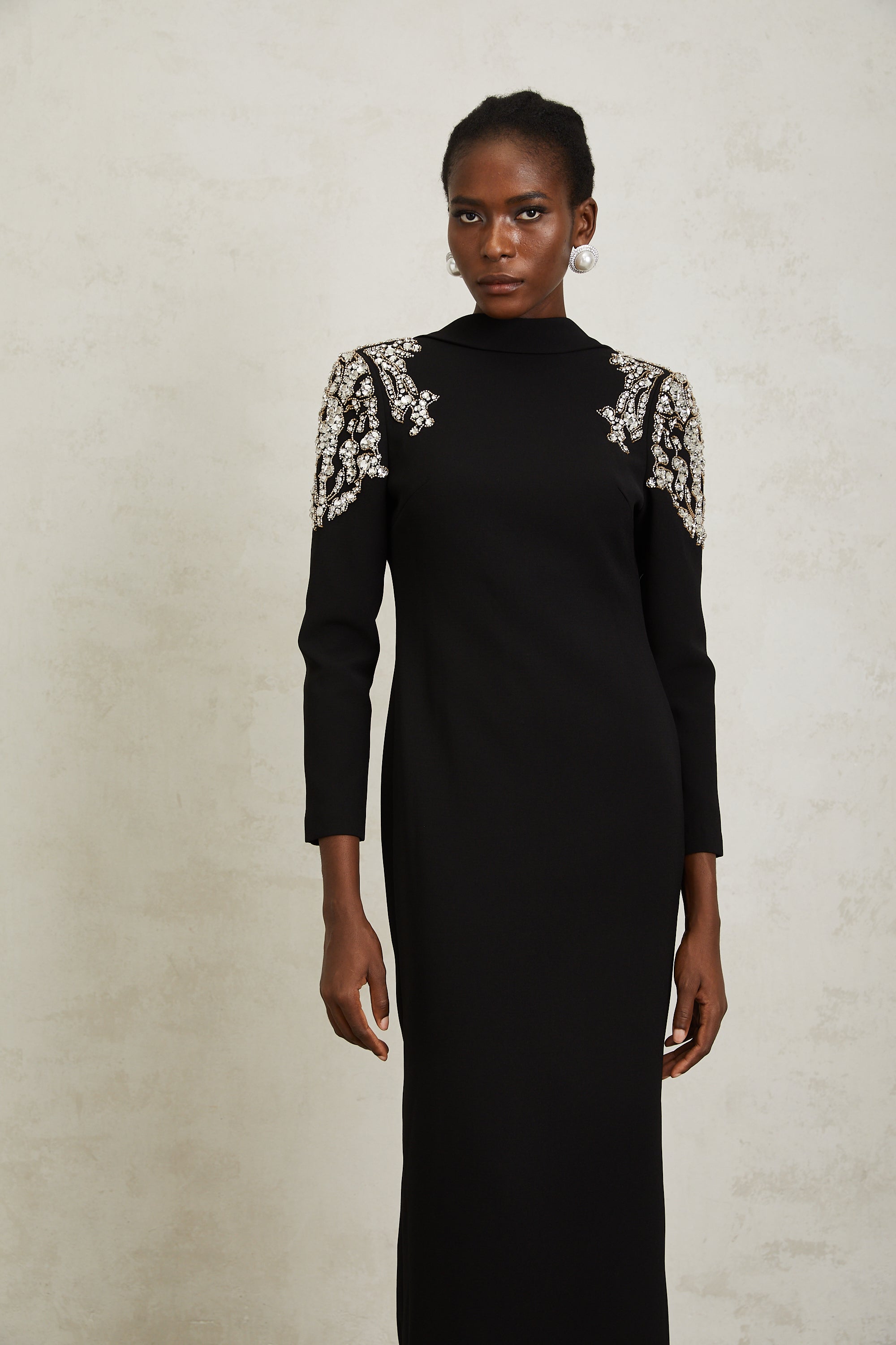 Lidia – Schwarzes, verziertes Maxikleid mit offenem Rücken