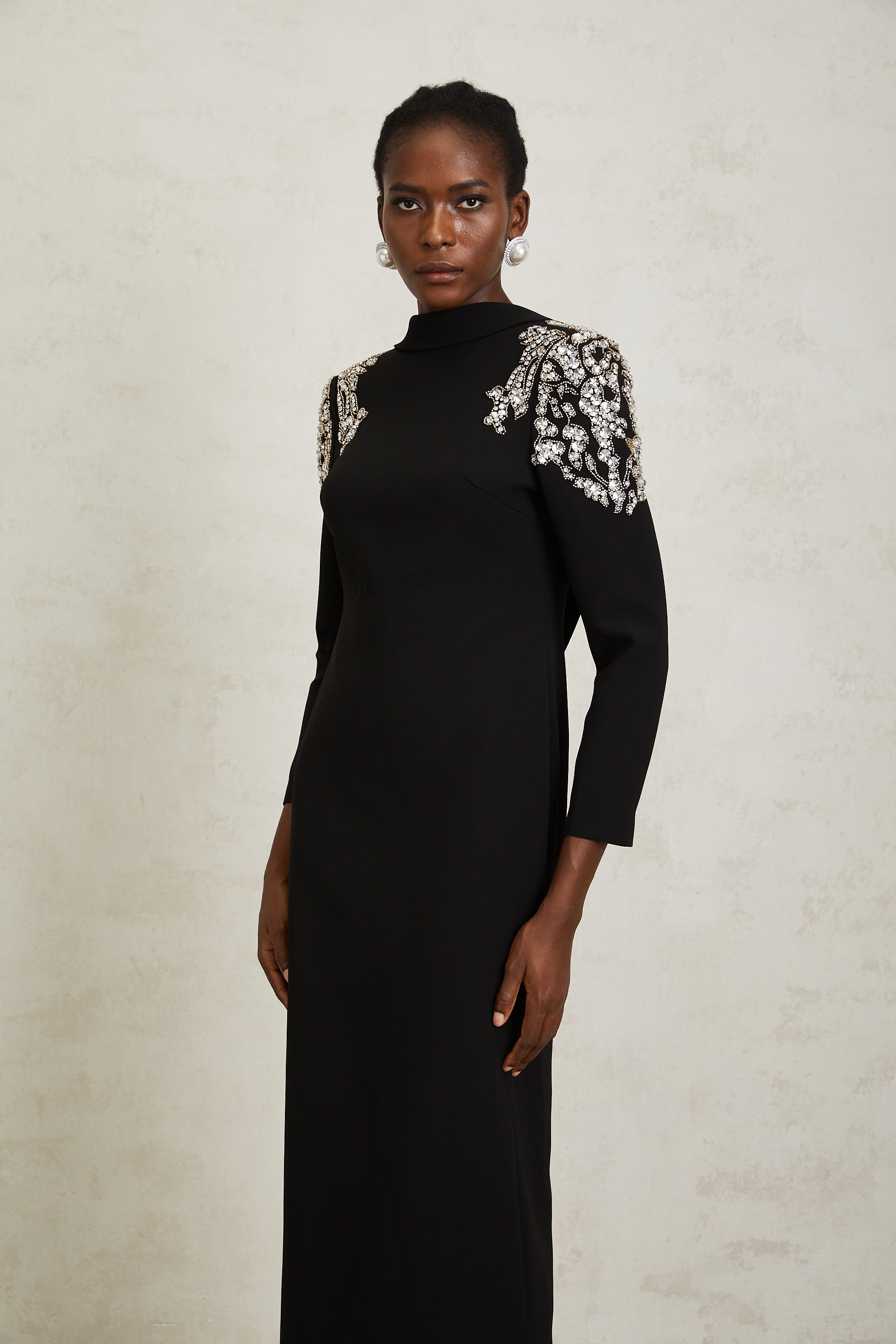 Lidia – Schwarzes, verziertes Maxikleid mit offenem Rücken