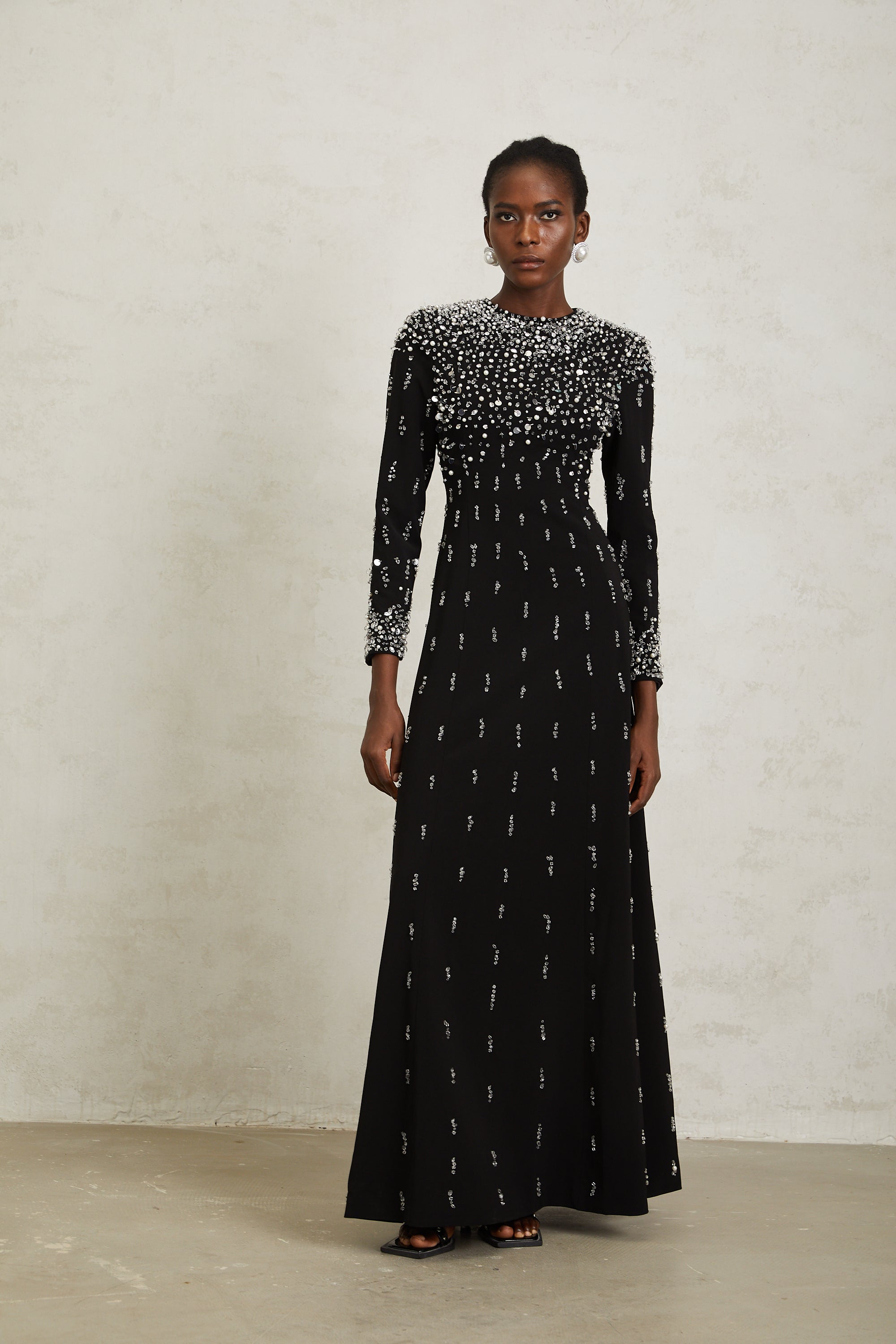 فستان مارغريتا ماكسي أسود مزين