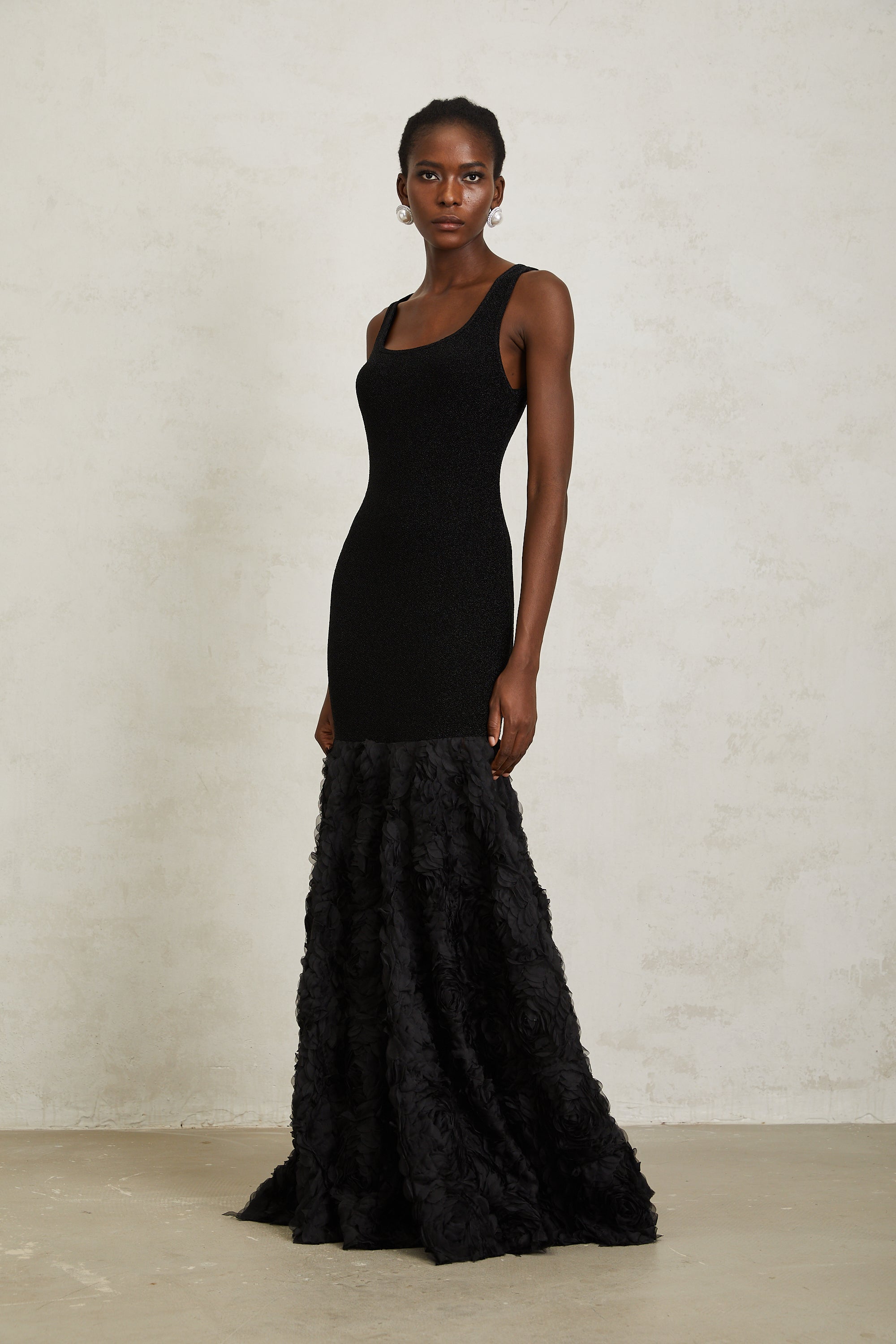 Gemma – Schwarzes Meerjungfrau-Maxikleid mit 3D-Blütenblatt-Panel