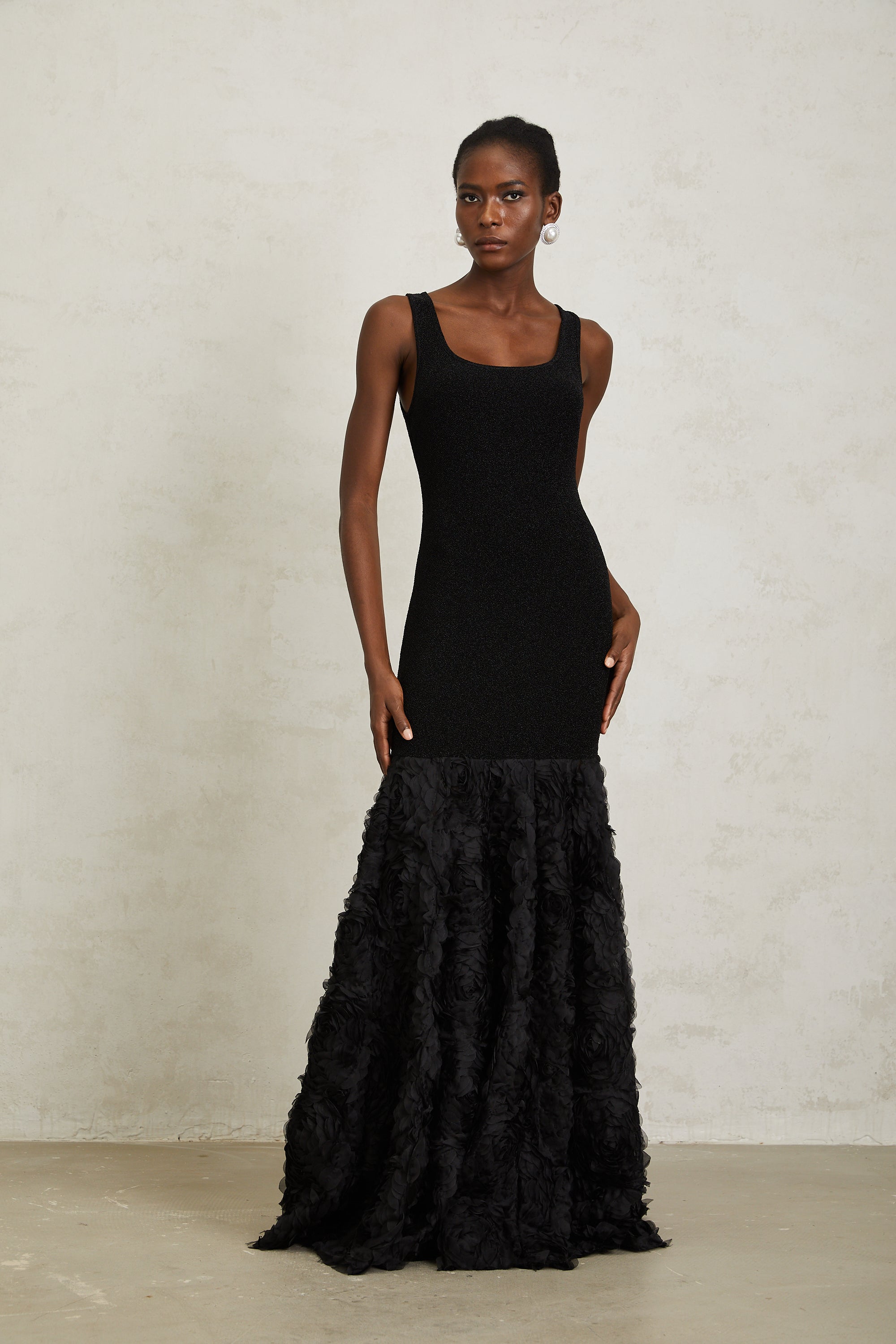 Gemma – Schwarzes Meerjungfrau-Maxikleid mit 3D-Blütenblatt-Panel