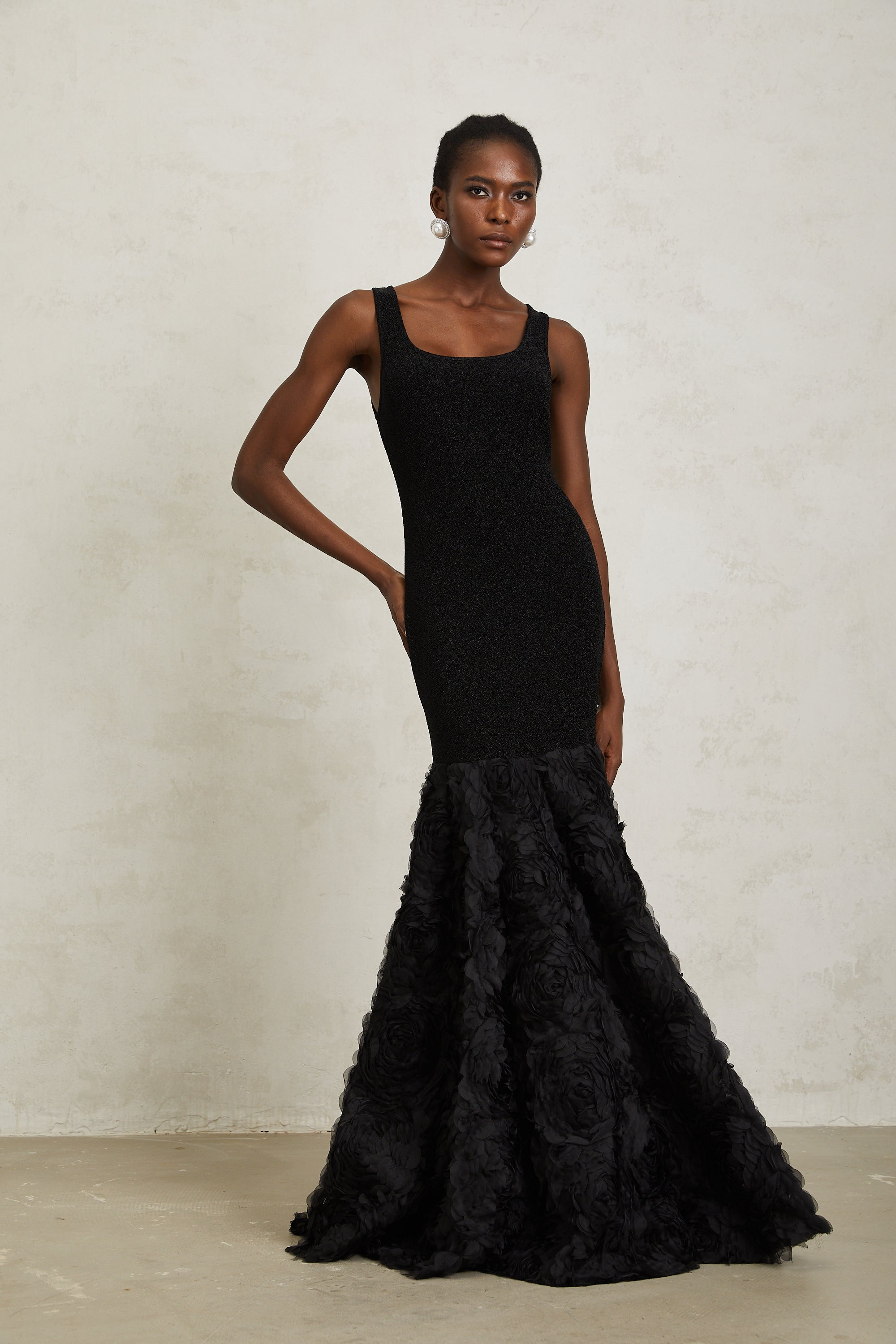 Gemma – Schwarzes Meerjungfrau-Maxikleid mit 3D-Blütenblatt-Panel