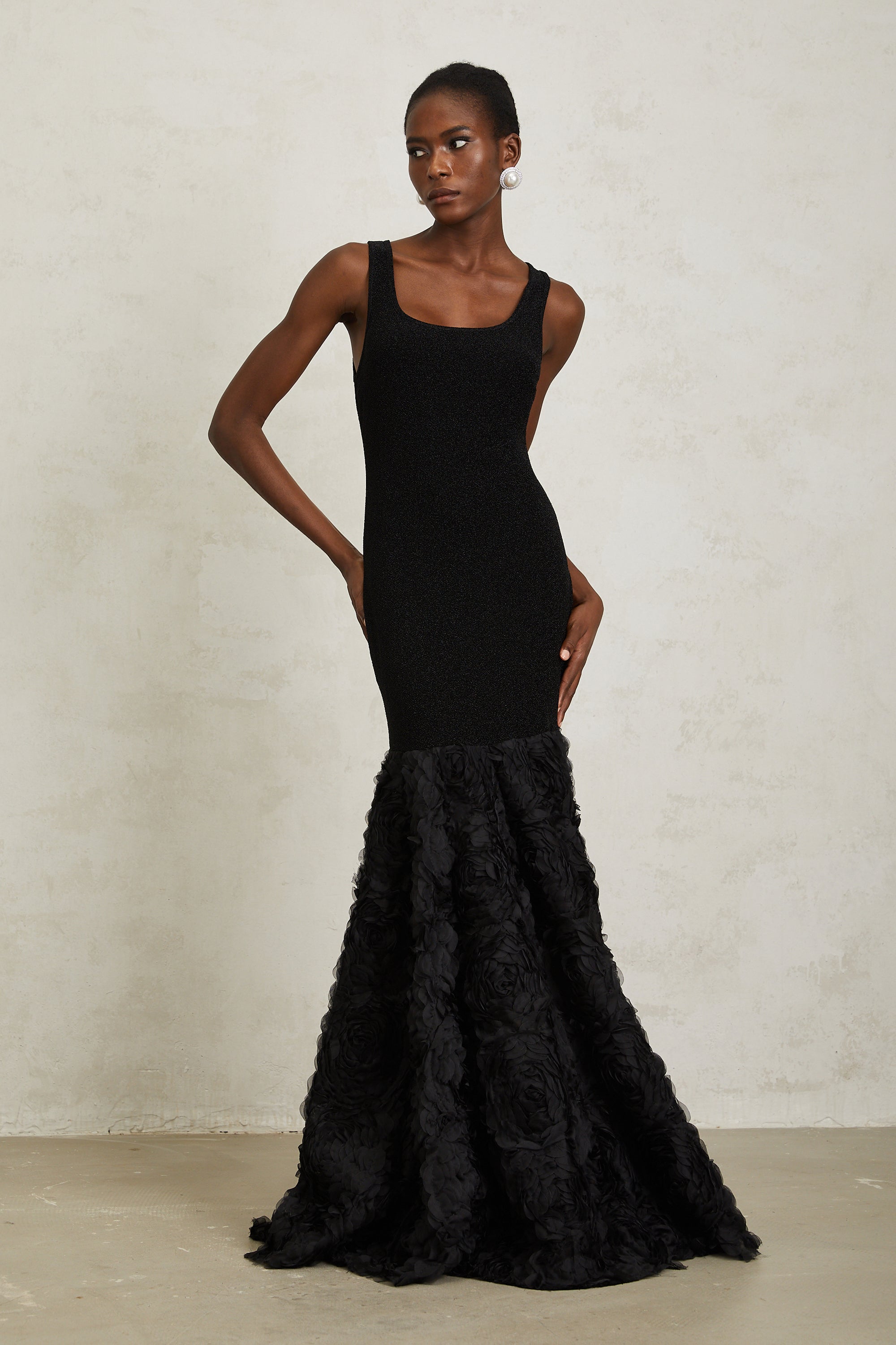 فستان ماكسي حورية البحر من جيما باللون الأسود مع لوحة بتلات ثلاثية الأبعاد