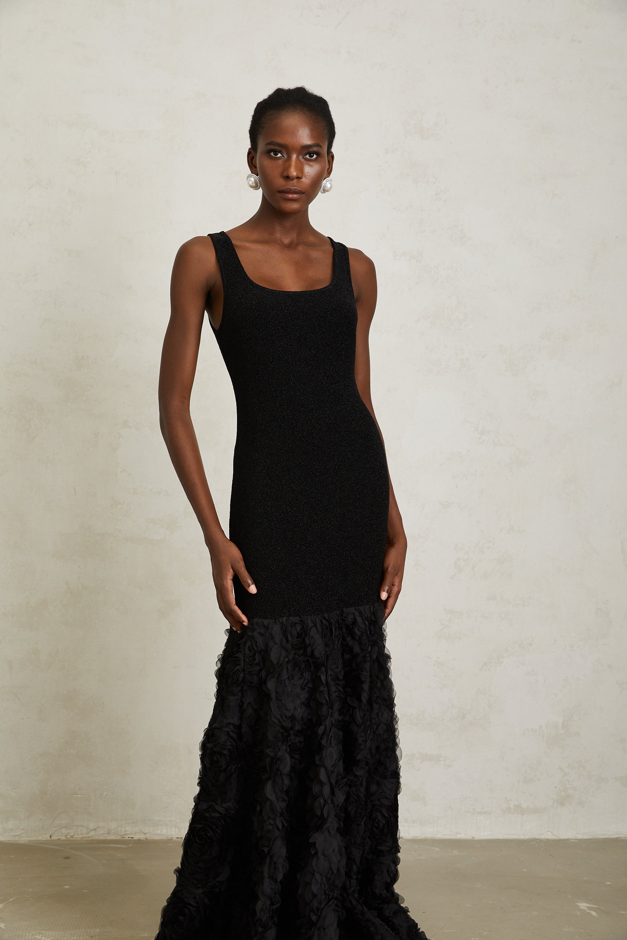 Gemma – Schwarzes Meerjungfrau-Maxikleid mit 3D-Blütenblatt-Panel