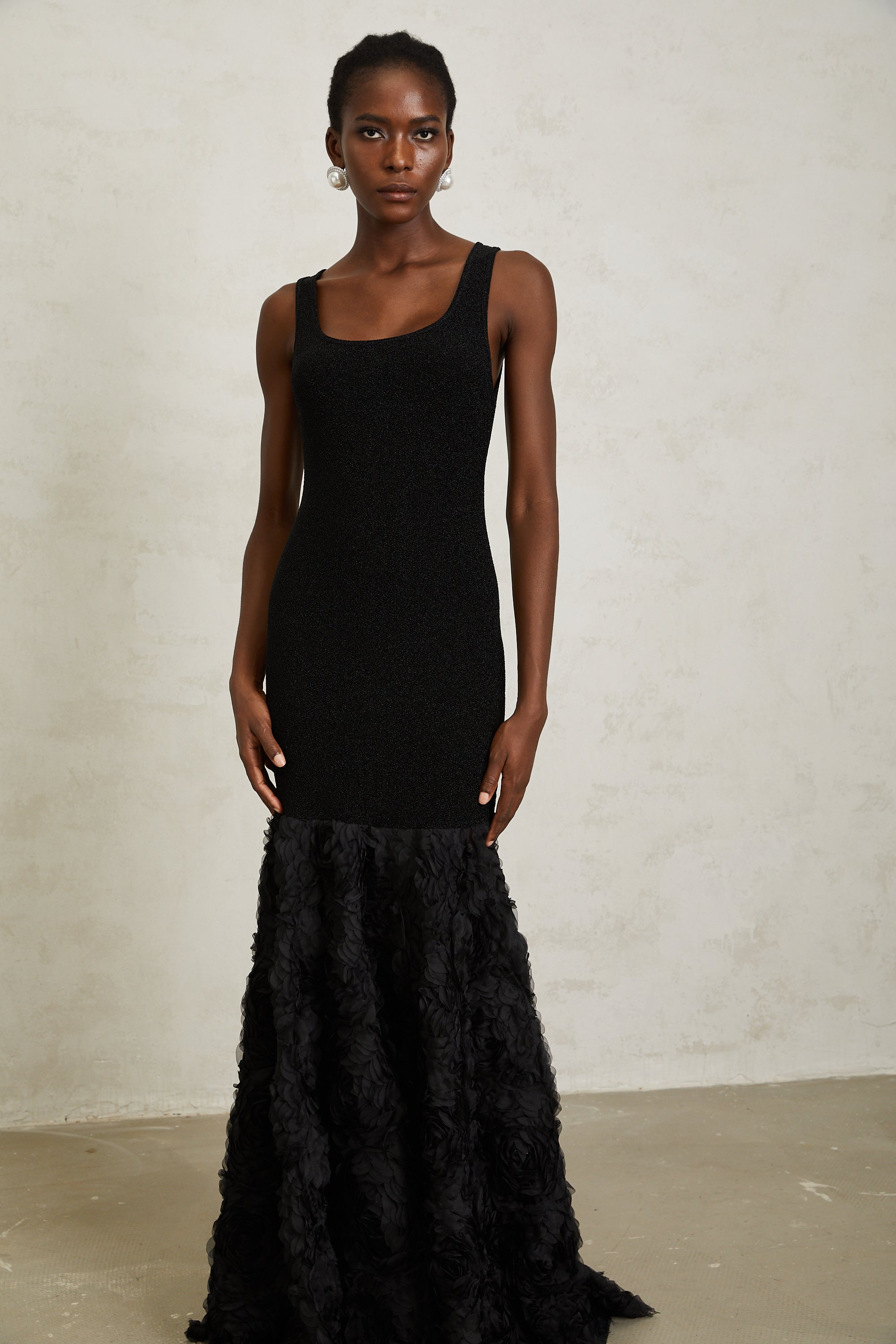 Gemma – Schwarzes Meerjungfrau-Maxikleid mit 3D-Blütenblatt-Panel