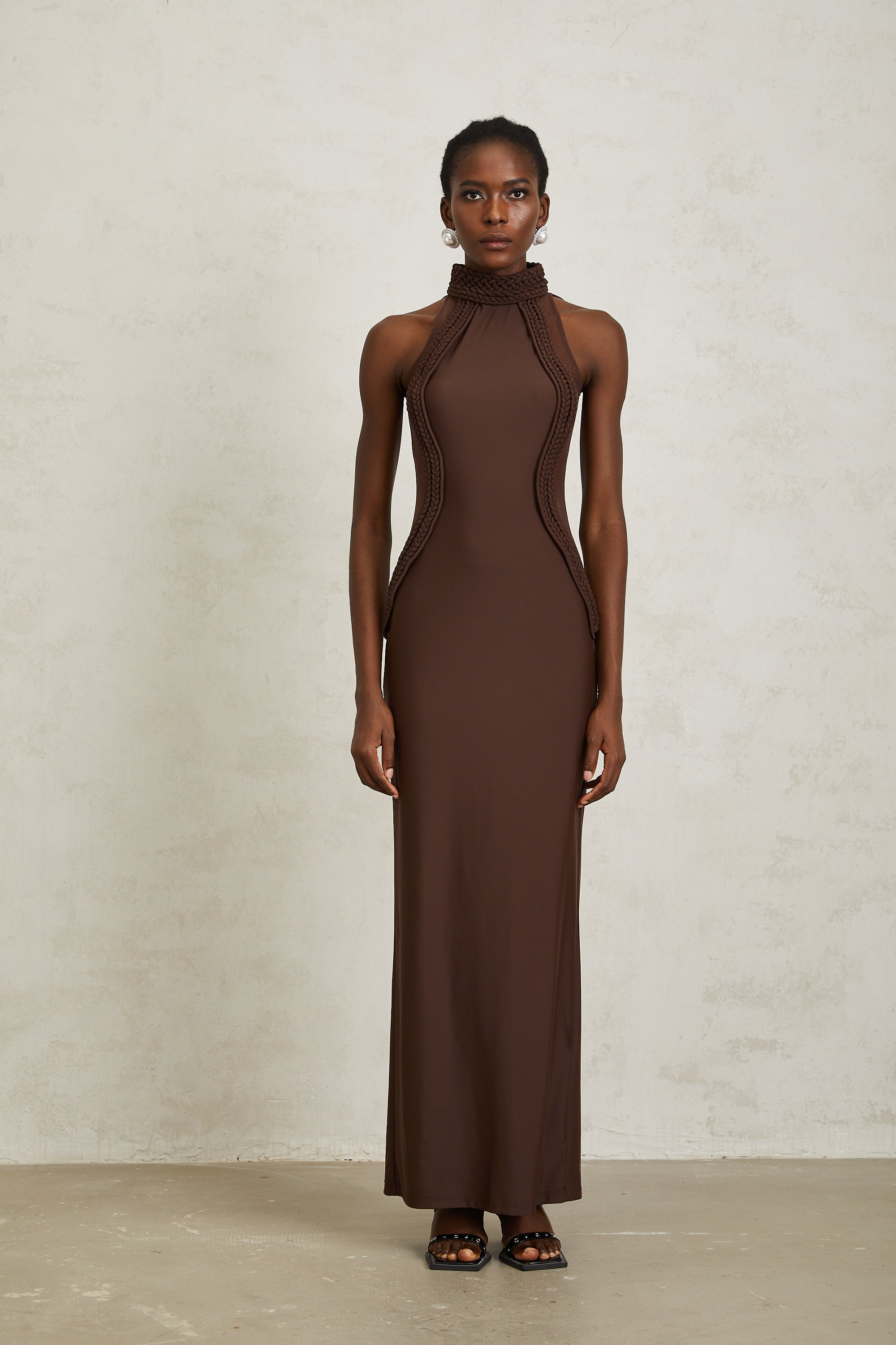 فستان غابرييلا براون ماكسي بحمالة عنق وتفاصيل ضفيرة