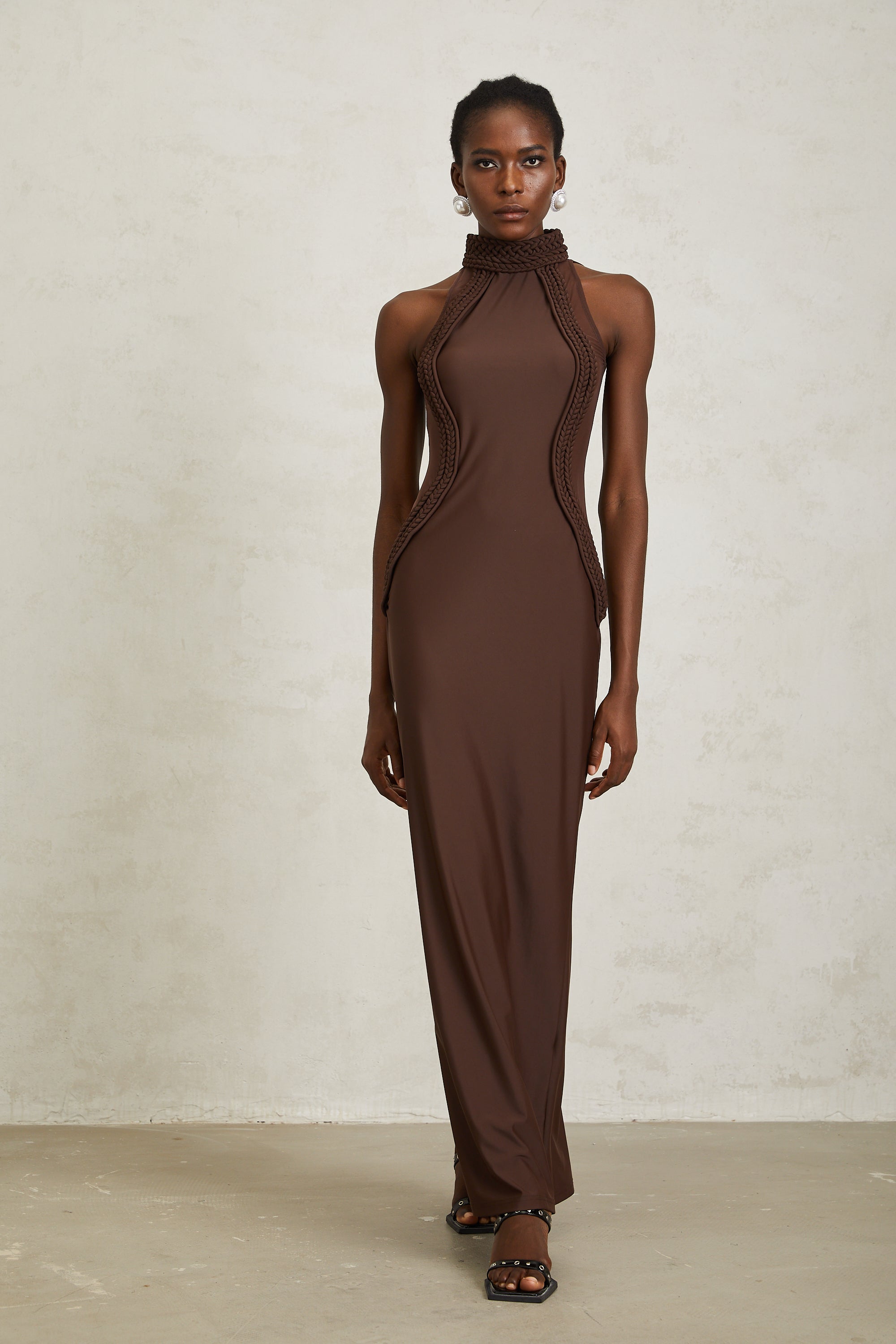 فستان غابرييلا براون ماكسي بحمالة عنق وتفاصيل ضفيرة