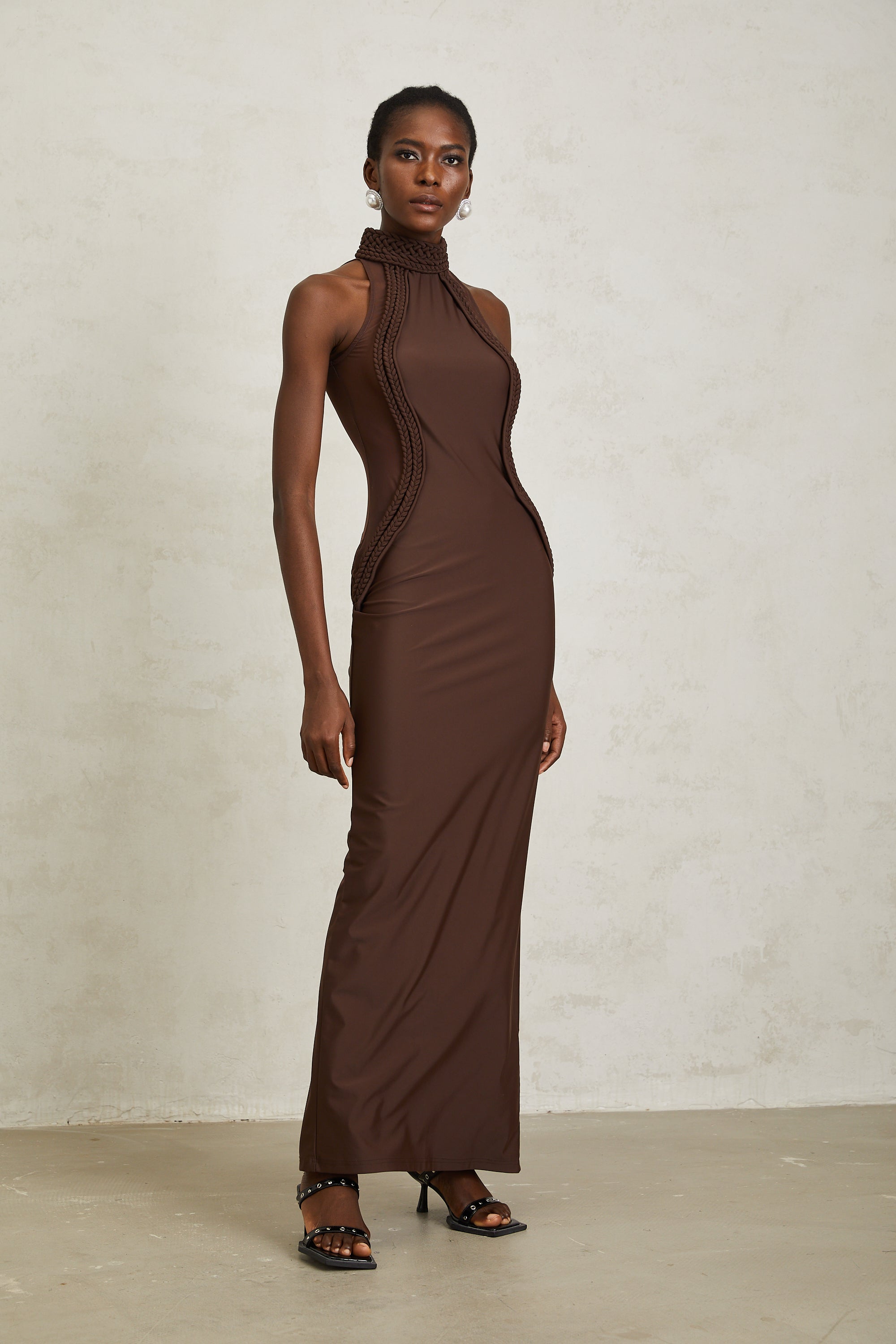 فستان غابرييلا براون ماكسي بحمالة عنق وتفاصيل ضفيرة