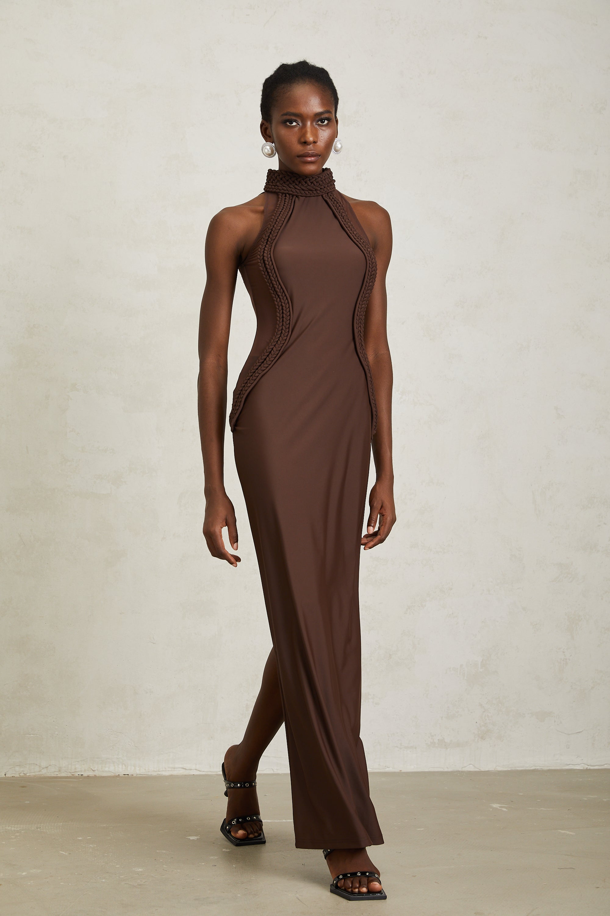 فستان غابرييلا براون ماكسي بحمالة عنق وتفاصيل ضفيرة