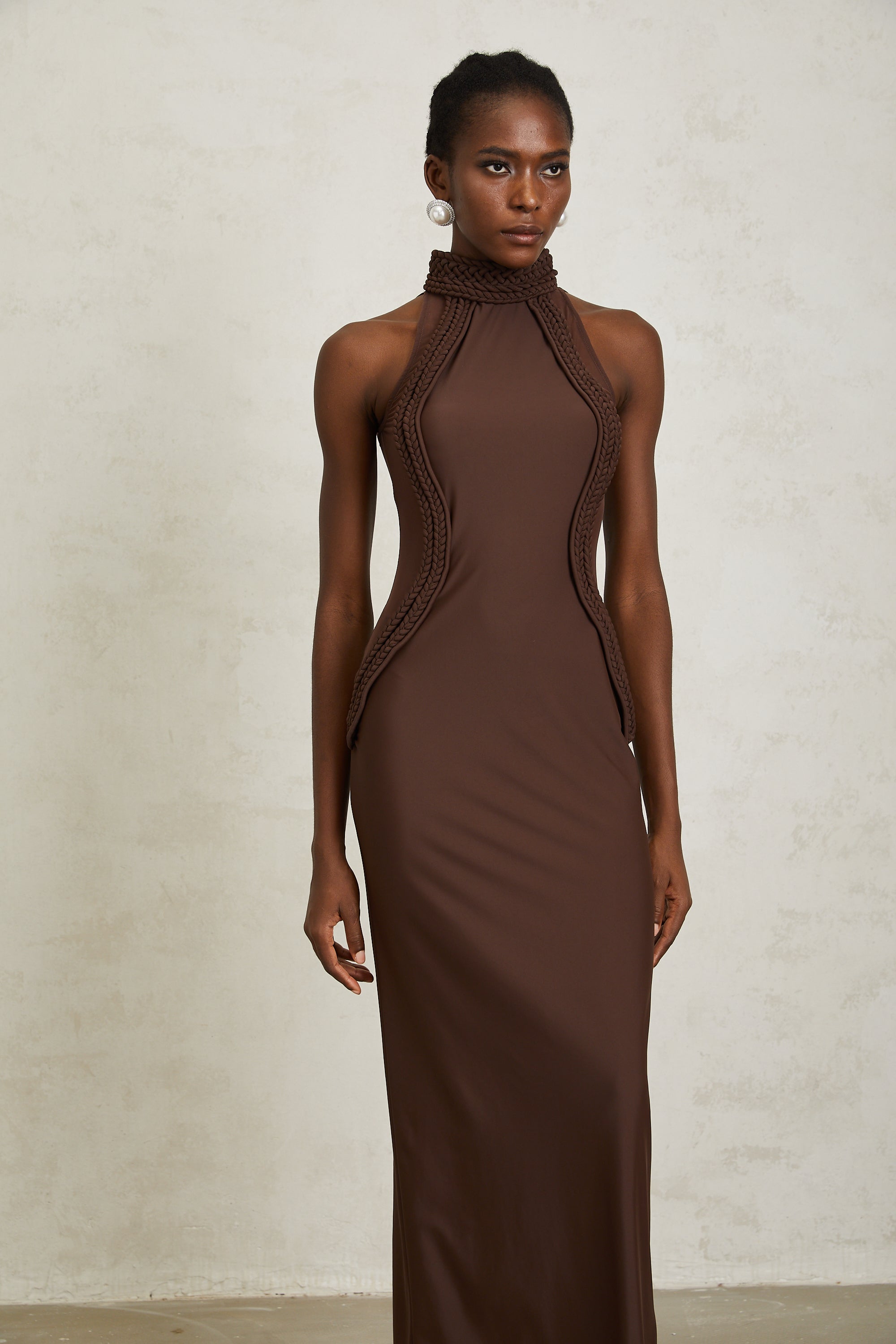 فستان غابرييلا براون ماكسي بحمالة عنق وتفاصيل ضفيرة