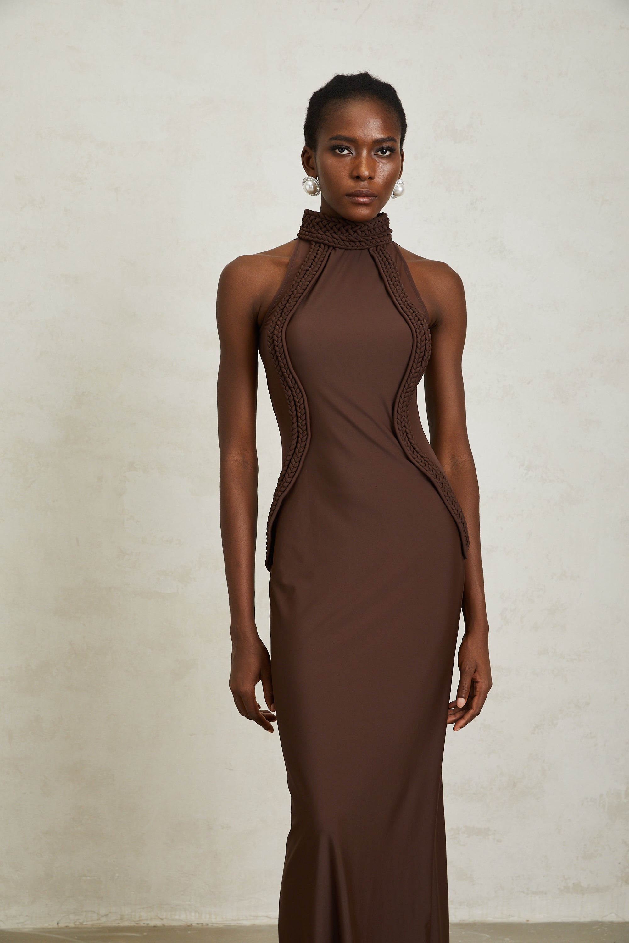 فستان غابرييلا براون ماكسي بحمالة عنق وتفاصيل ضفيرة