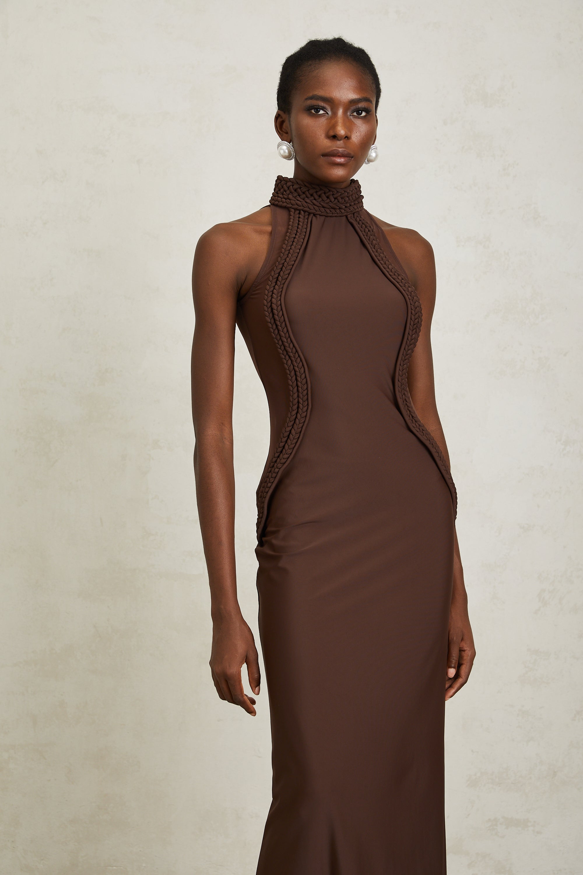 فستان غابرييلا براون ماكسي بحمالة عنق وتفاصيل ضفيرة