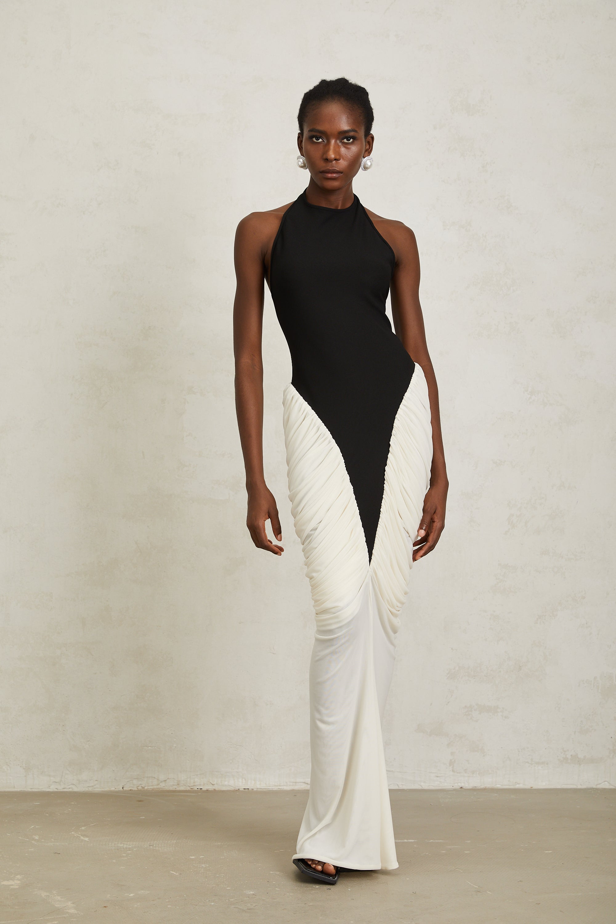 Jadeschwarzes, gerüschtes Neckholder-Maxi-Bodycon-Kleid