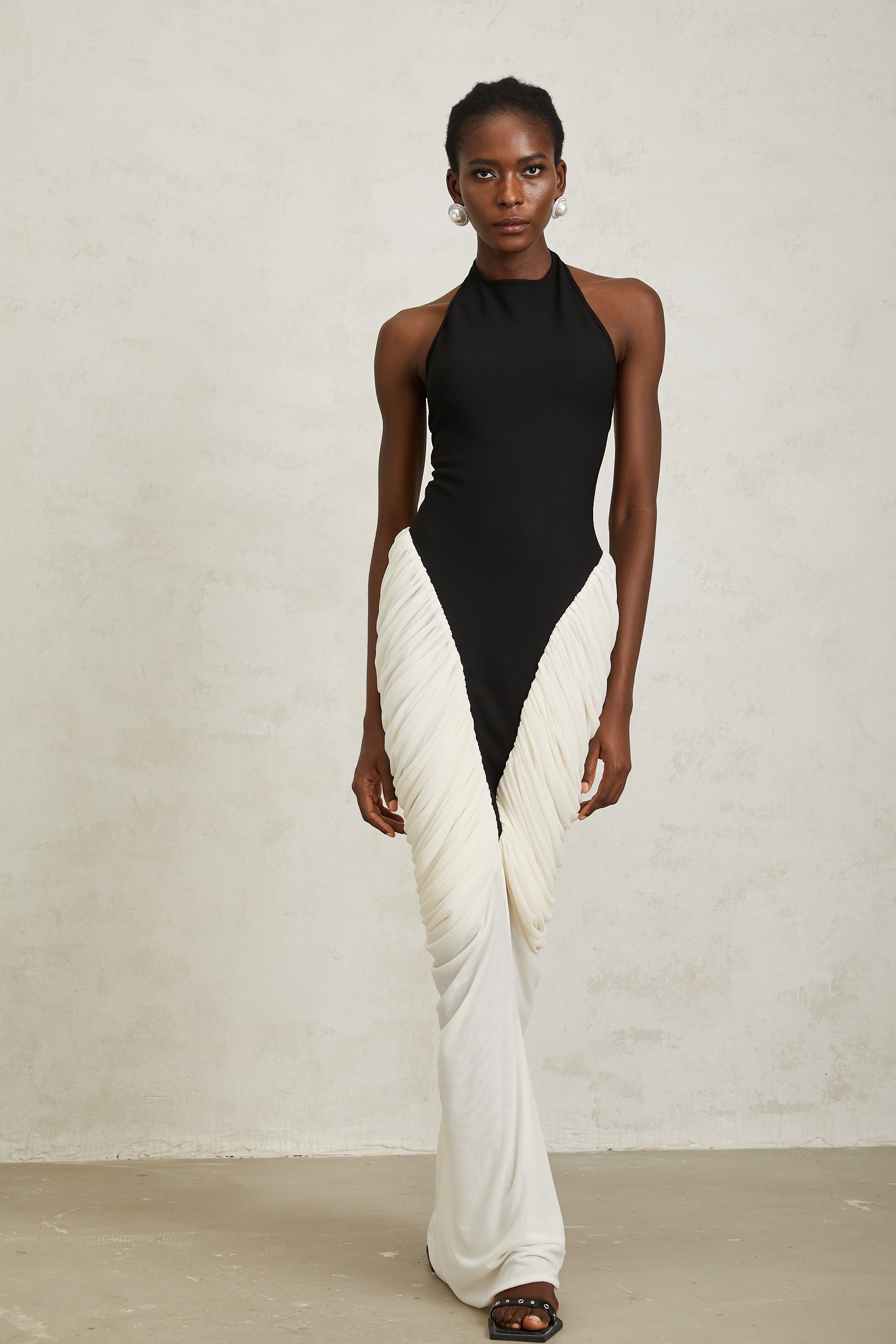 Jadeschwarzes, gerüschtes Neckholder-Maxi-Bodycon-Kleid