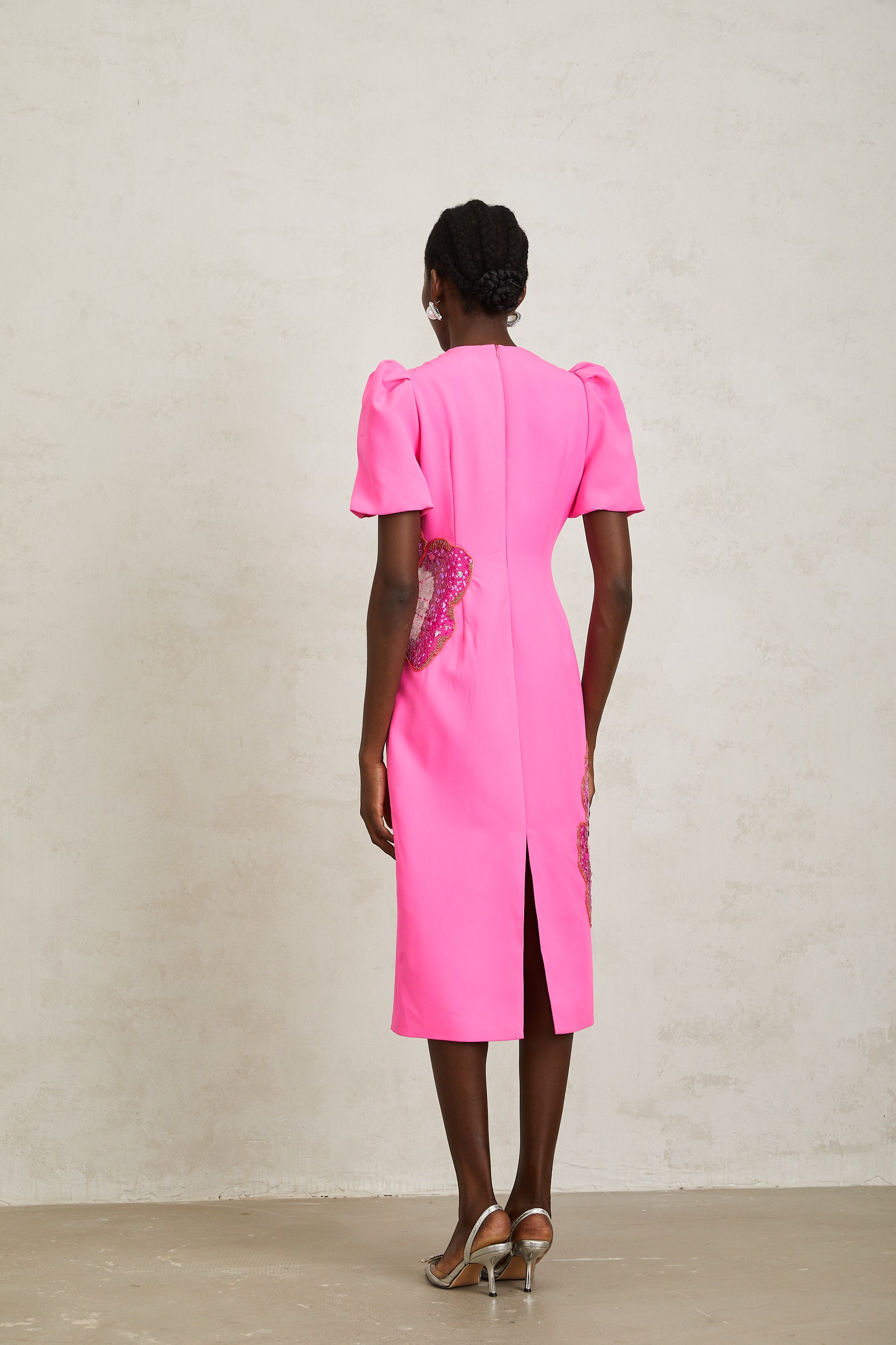 Ángela – Rosafarbenes, geblümtes Midikleid mit Verzierung