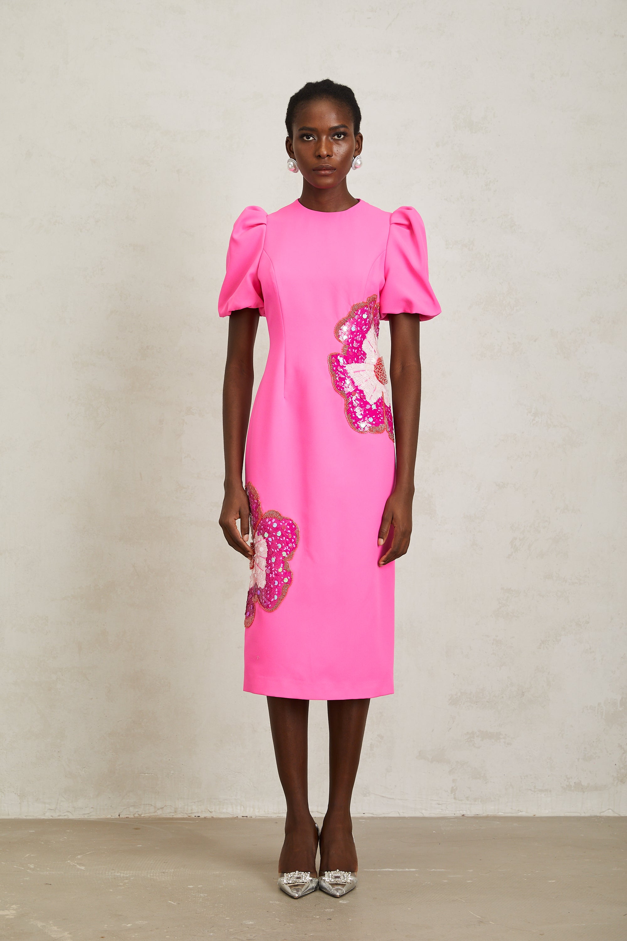 فستان أنجيلا الوردي المزين بالزهور متوسط الطول