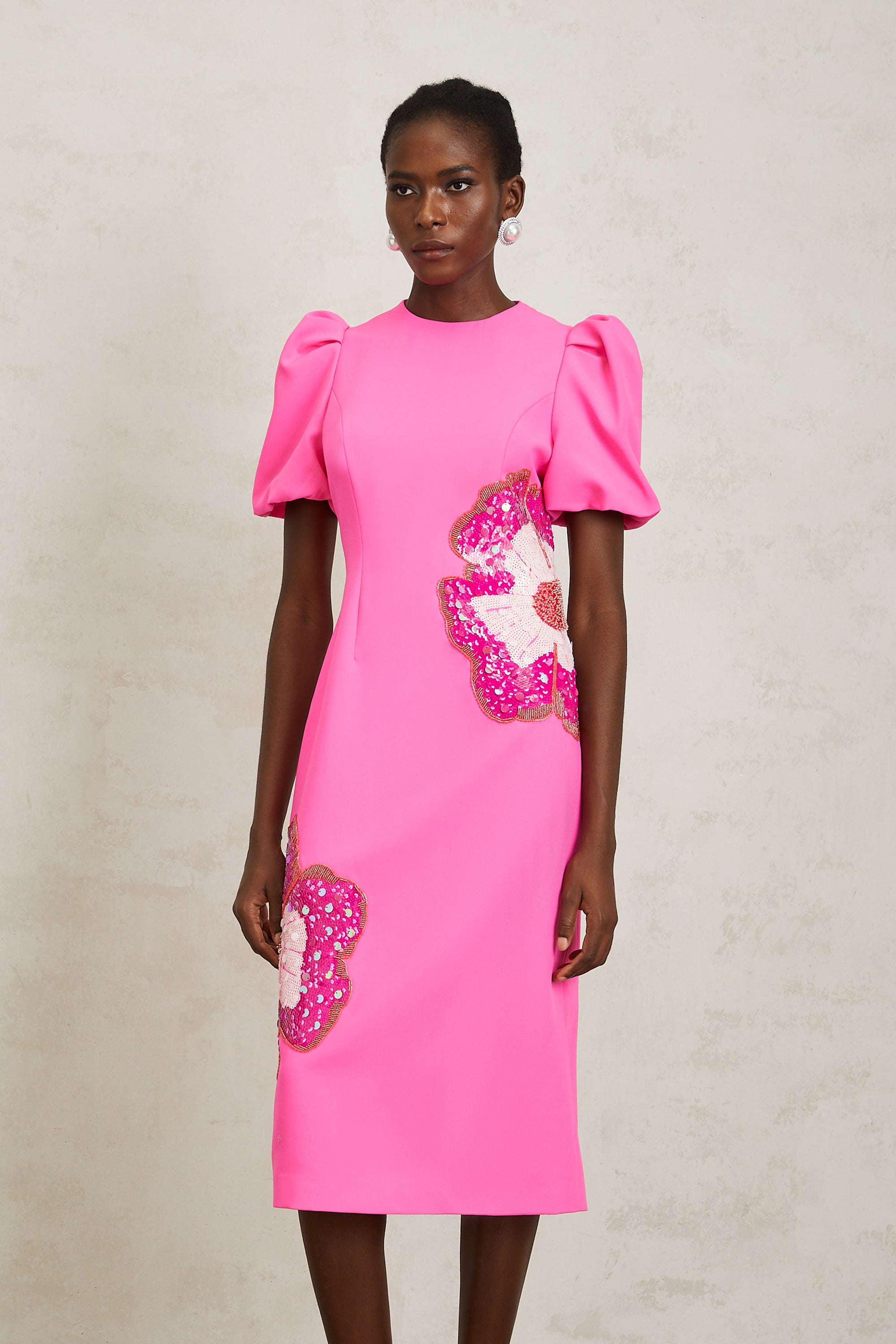 Ángela – Rosafarbenes, geblümtes Midikleid mit Verzierung