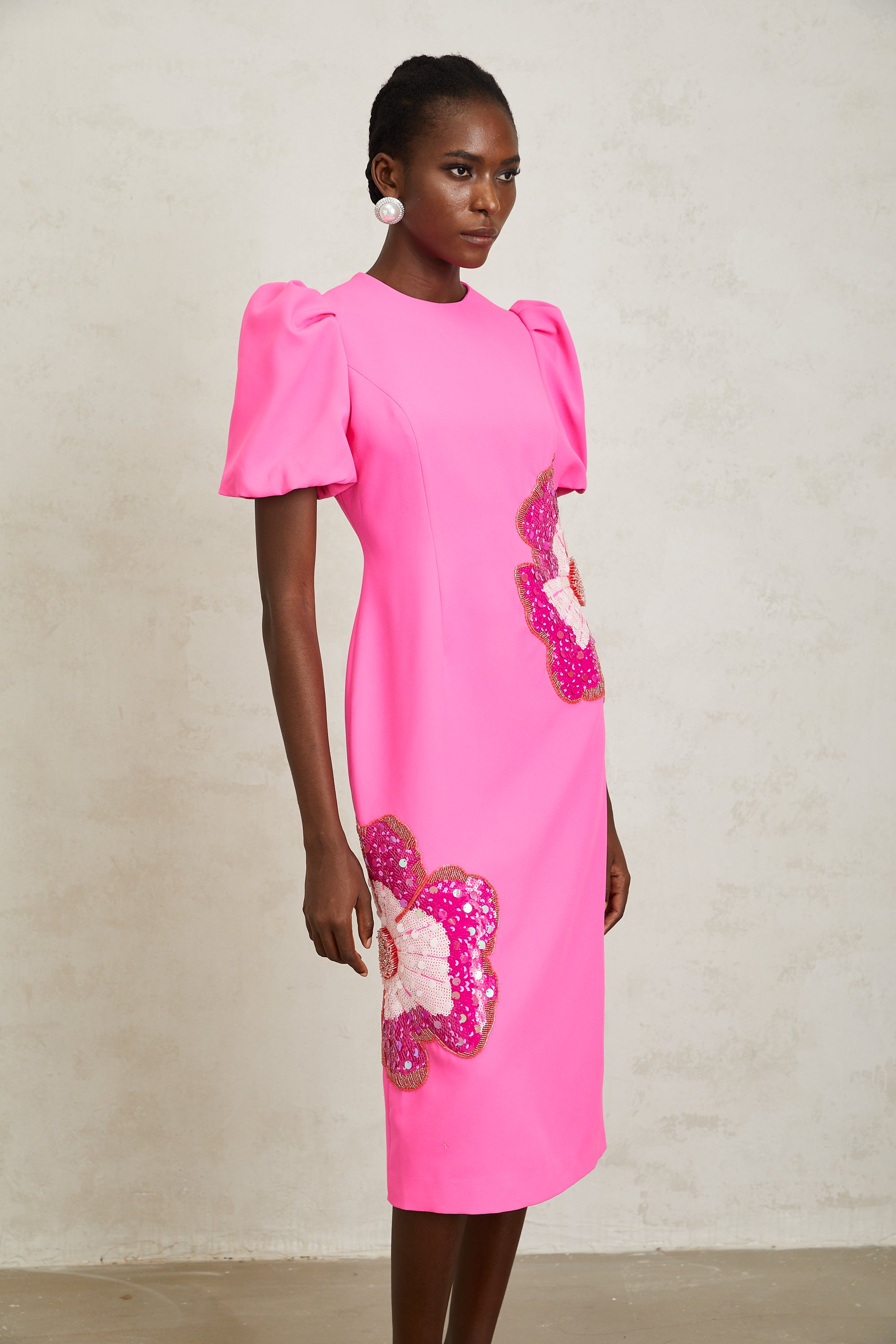 فستان أنجيلا الوردي المزين بالزهور متوسط الطول