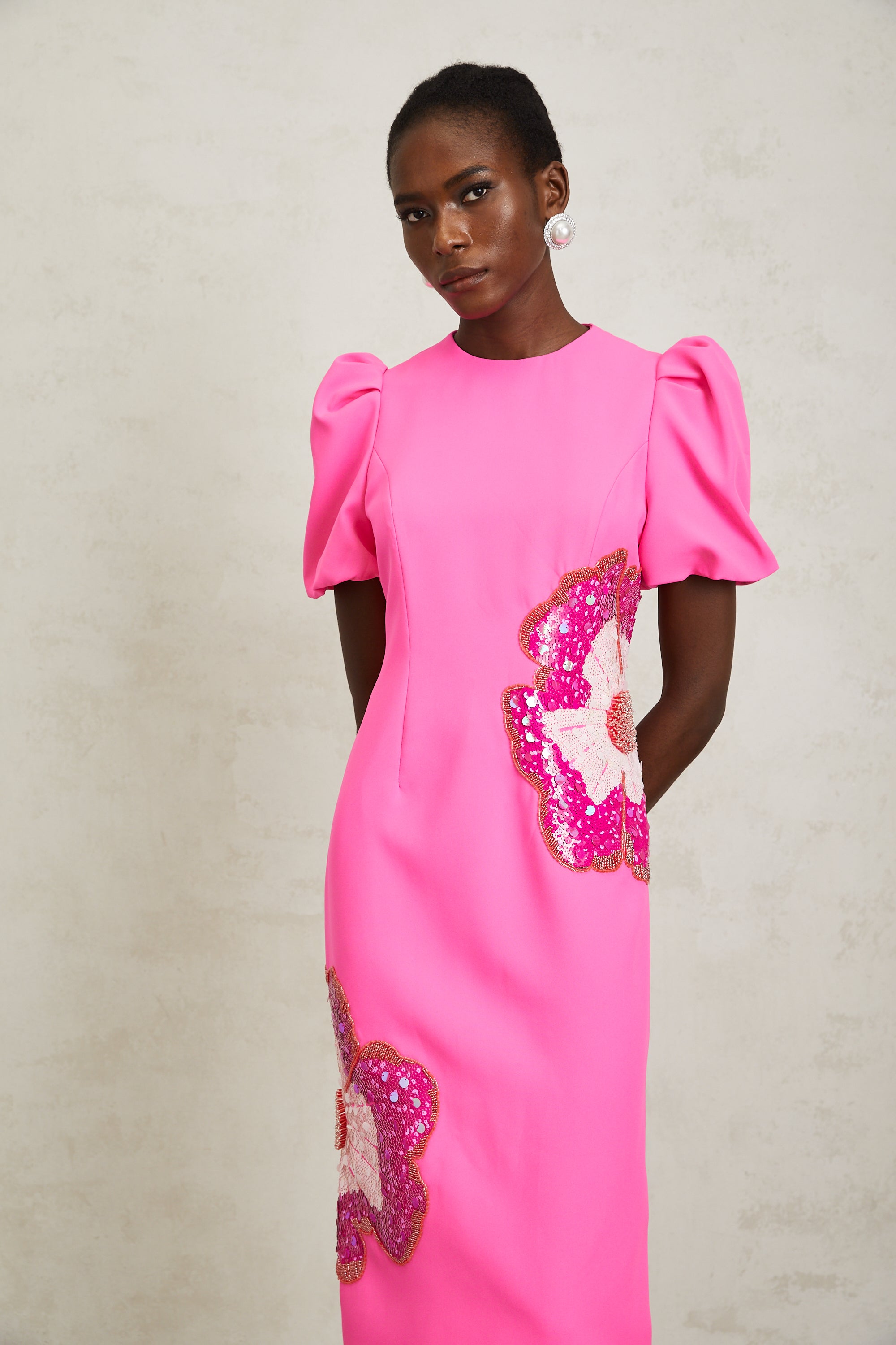 فستان أنجيلا الوردي المزين بالزهور متوسط الطول