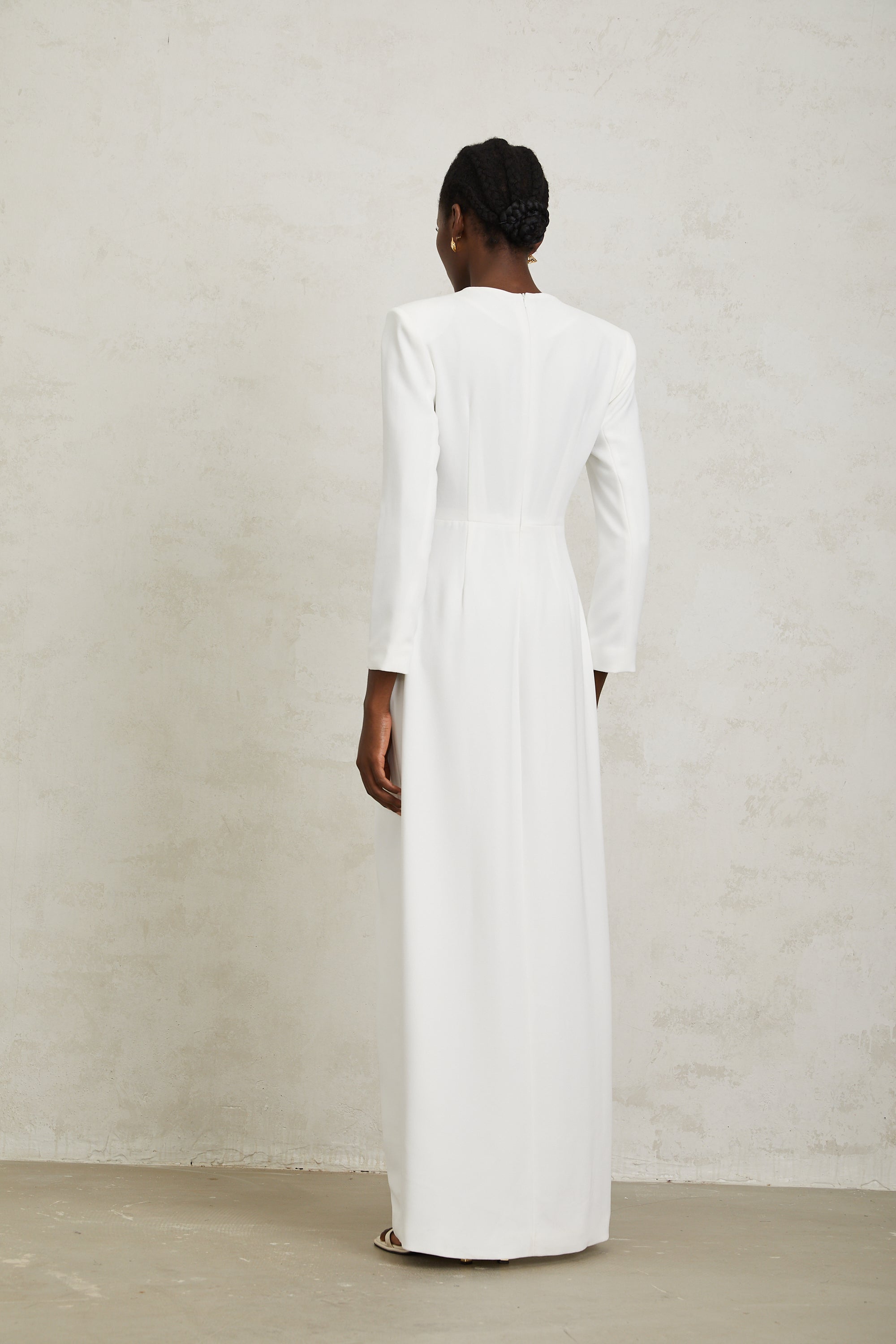 Vanessa – Weißes Maxikleid mit Perlen und Blumenapplikation