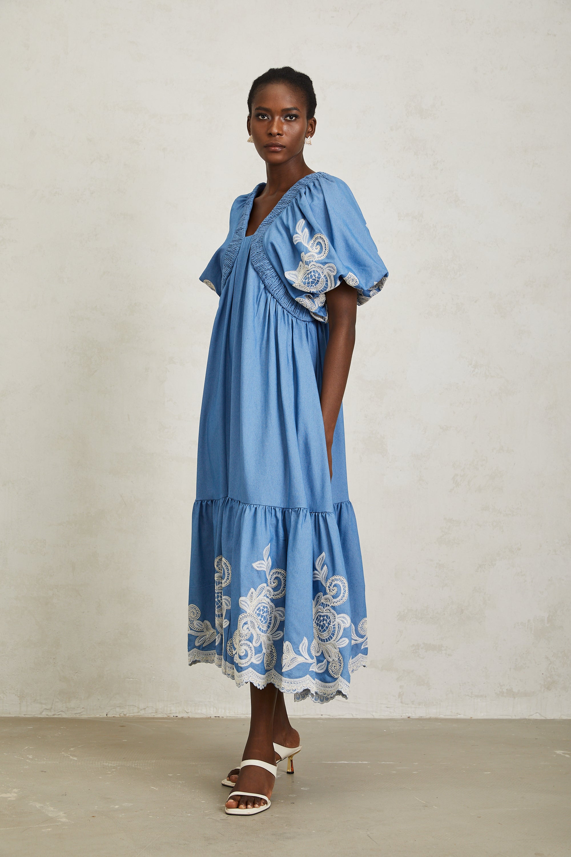 فستان هيلويز أزرق متوسط الطول مطرز بالورود