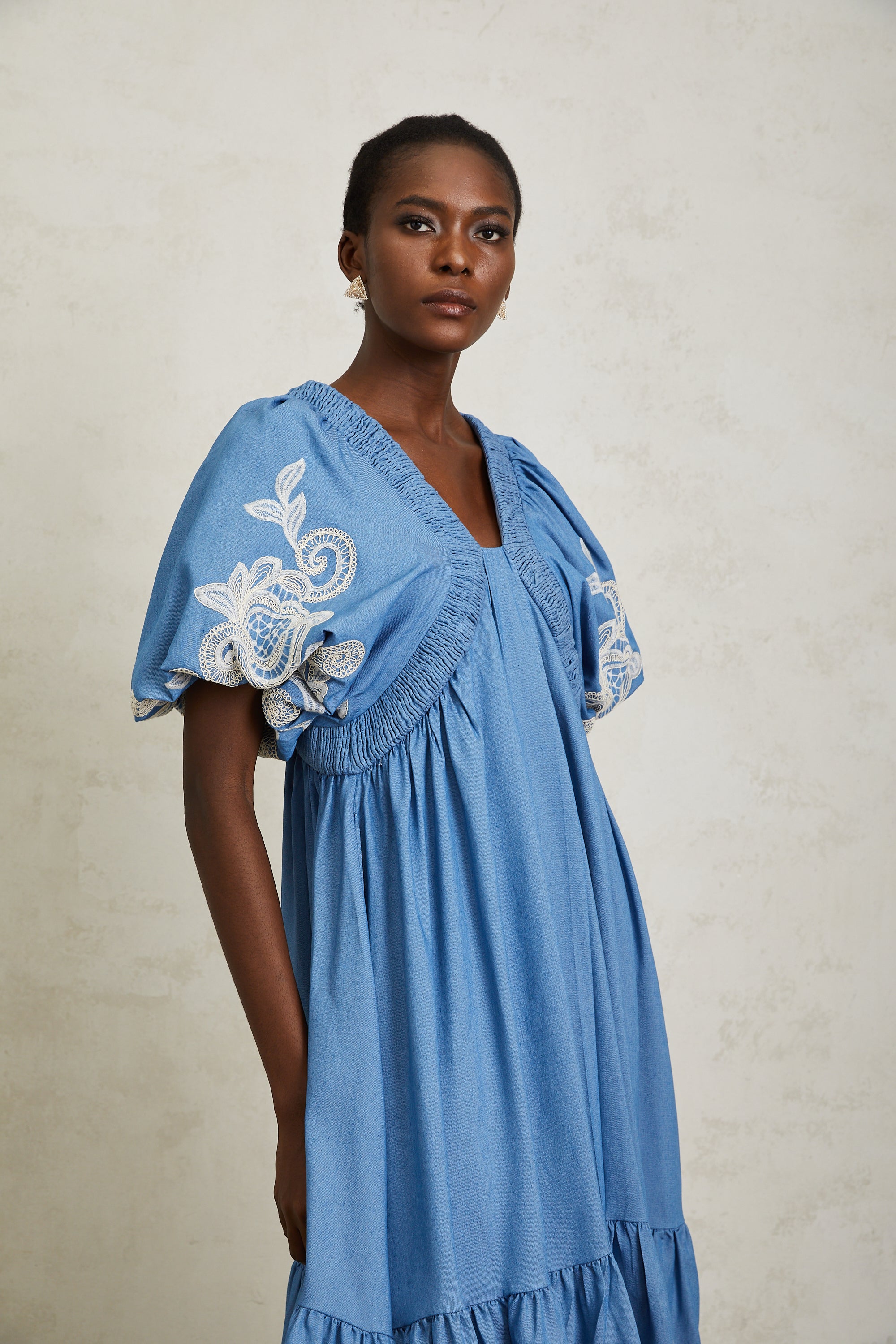 فستان هيلويز أزرق متوسط الطول مطرز بالورود