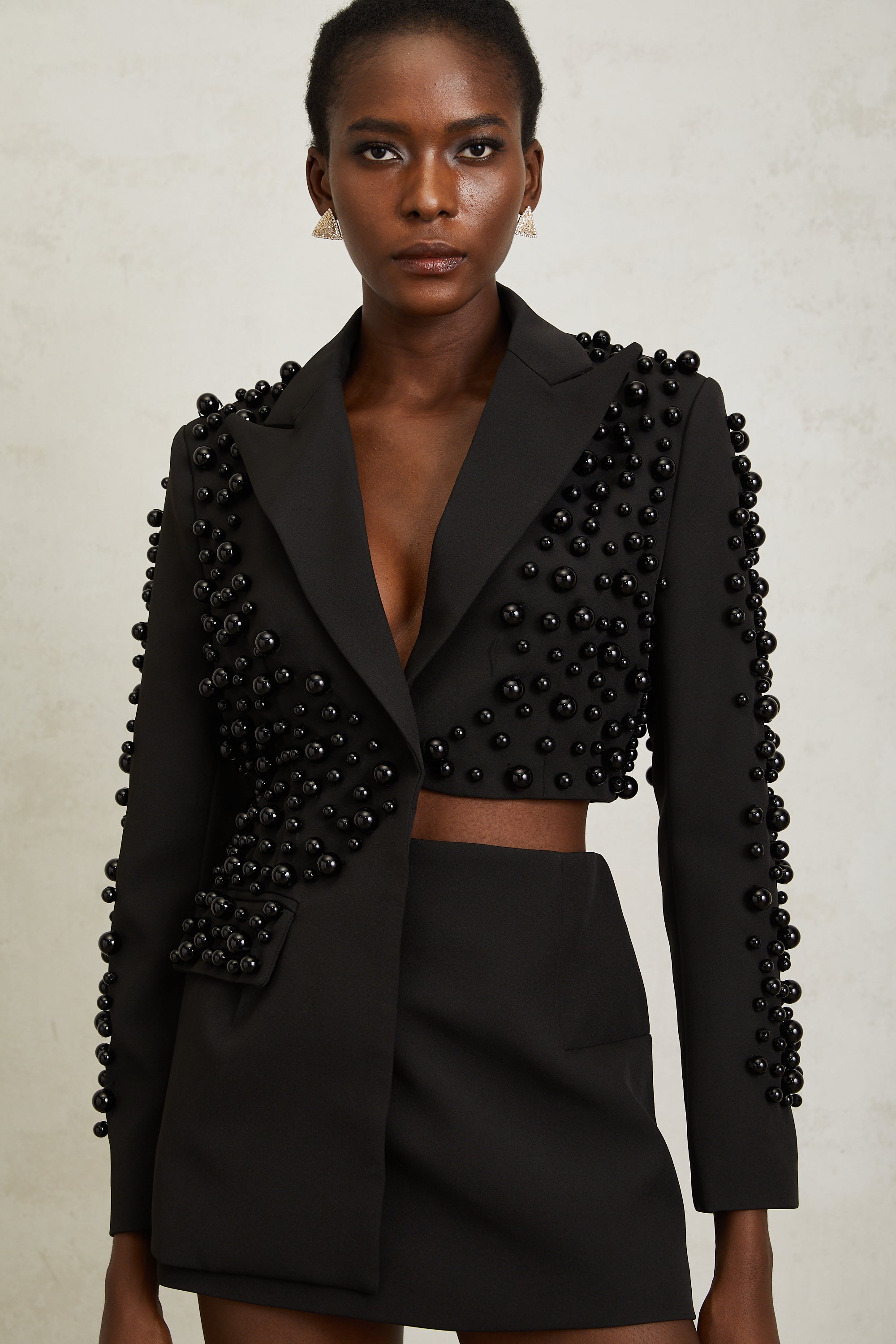 طقم بليزر وتنورة من جوزفين باللون الأبيض من اللؤلؤ الصناعي