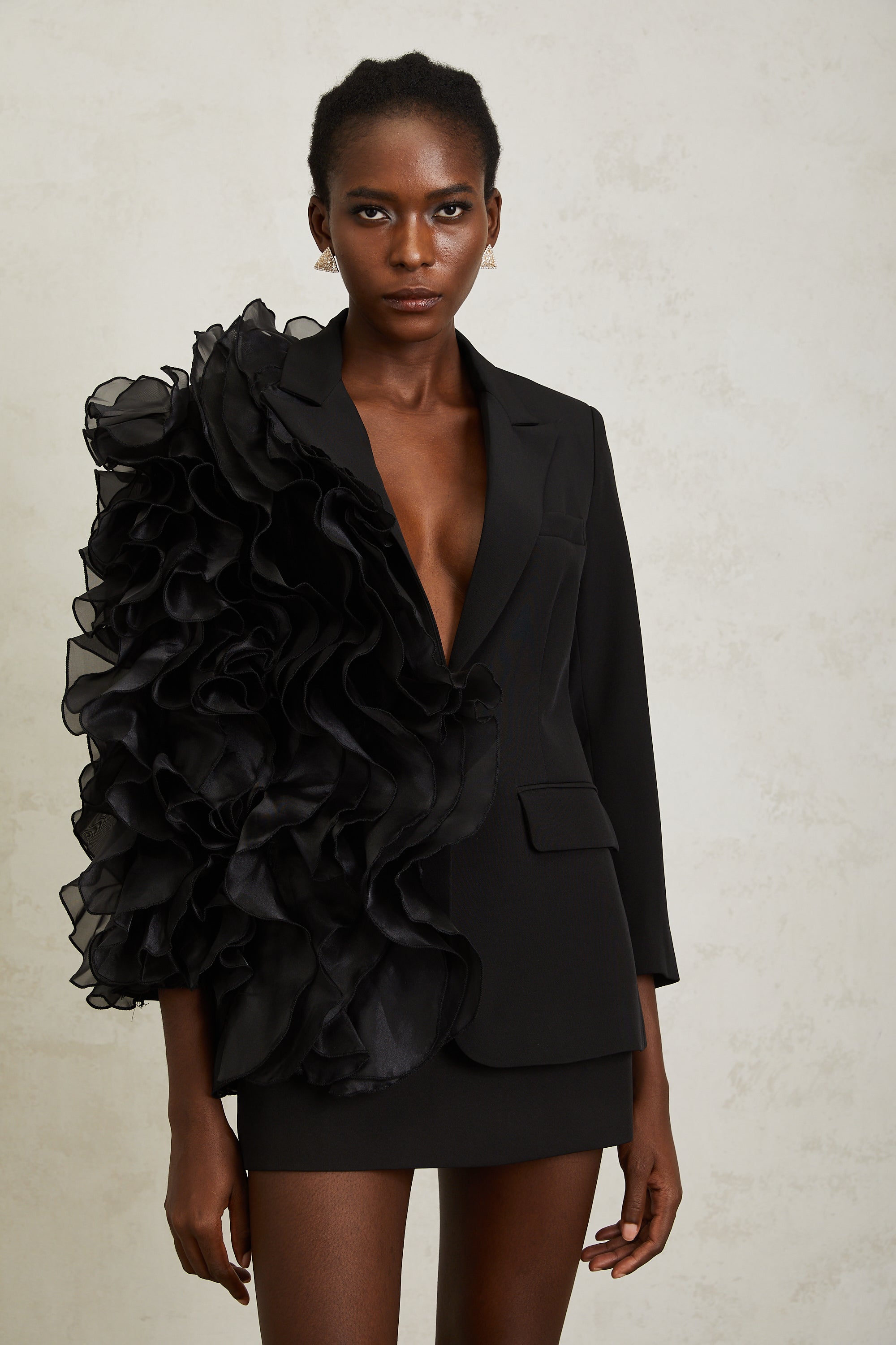 Justine – Schwarzer Blazer mit Rüschen und Tülleinsatz