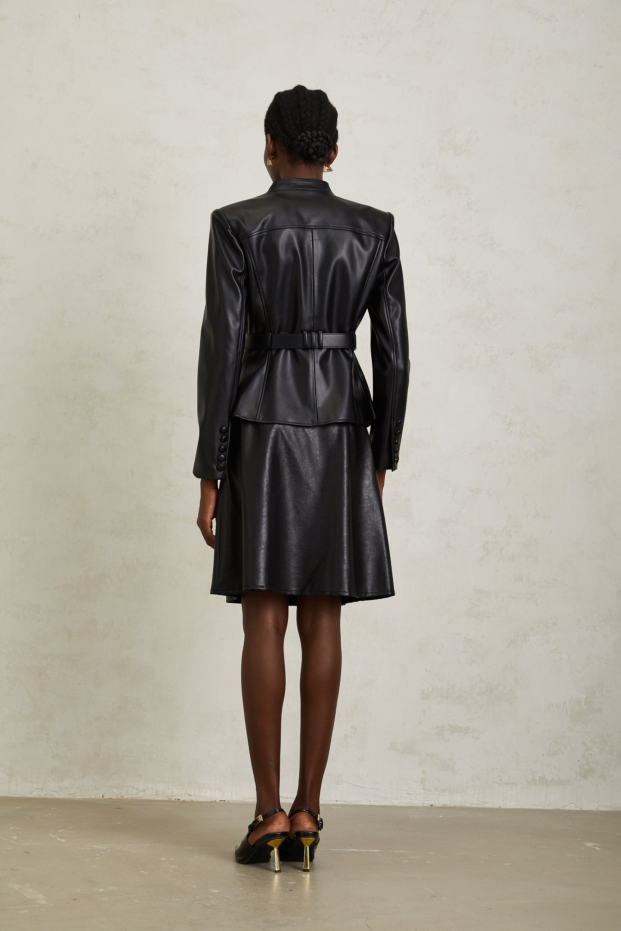 سترة إيزابيل الجلدية الصناعية ذات الحزام الأسود