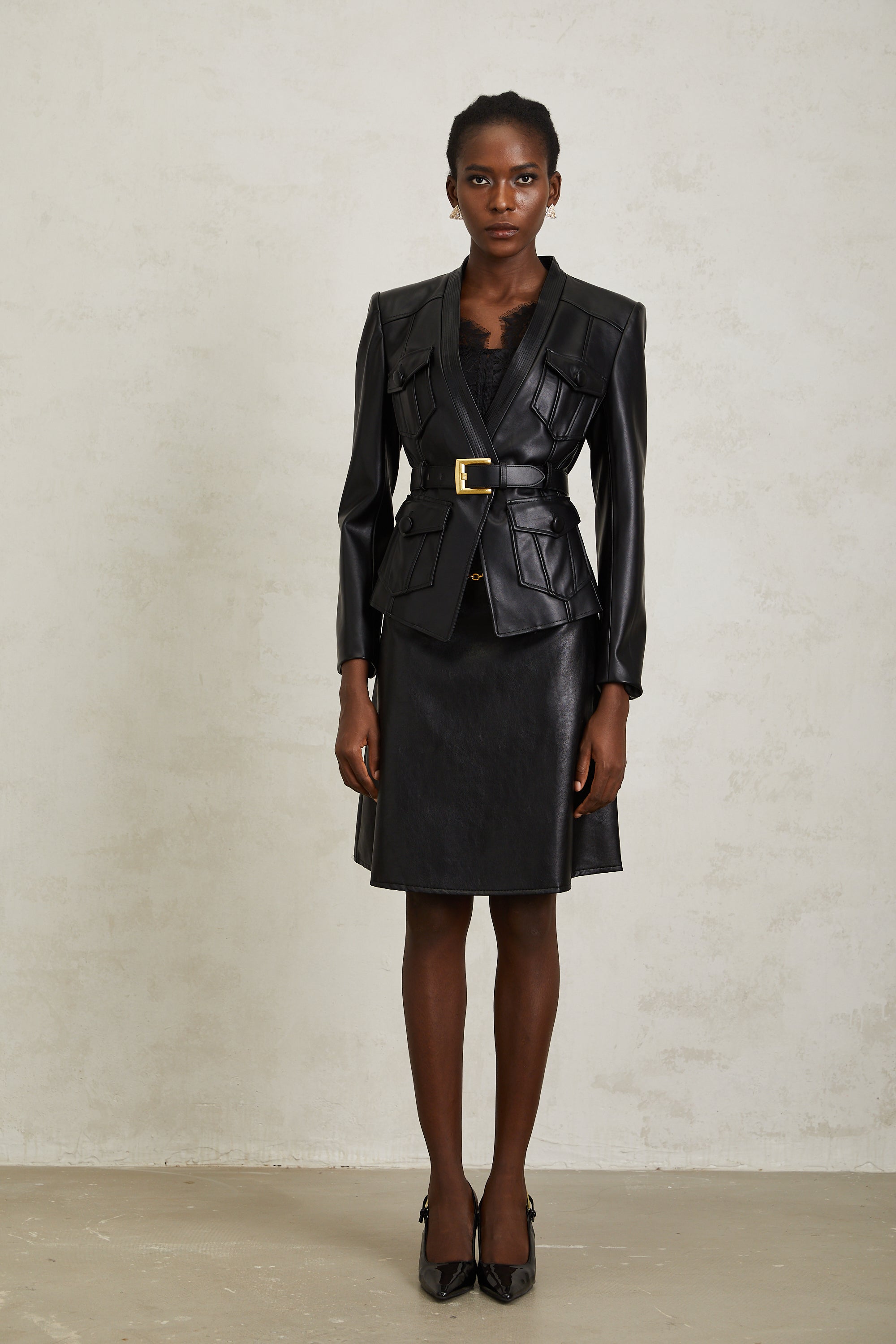 سترة إيزابيل الجلدية الصناعية ذات الحزام الأسود