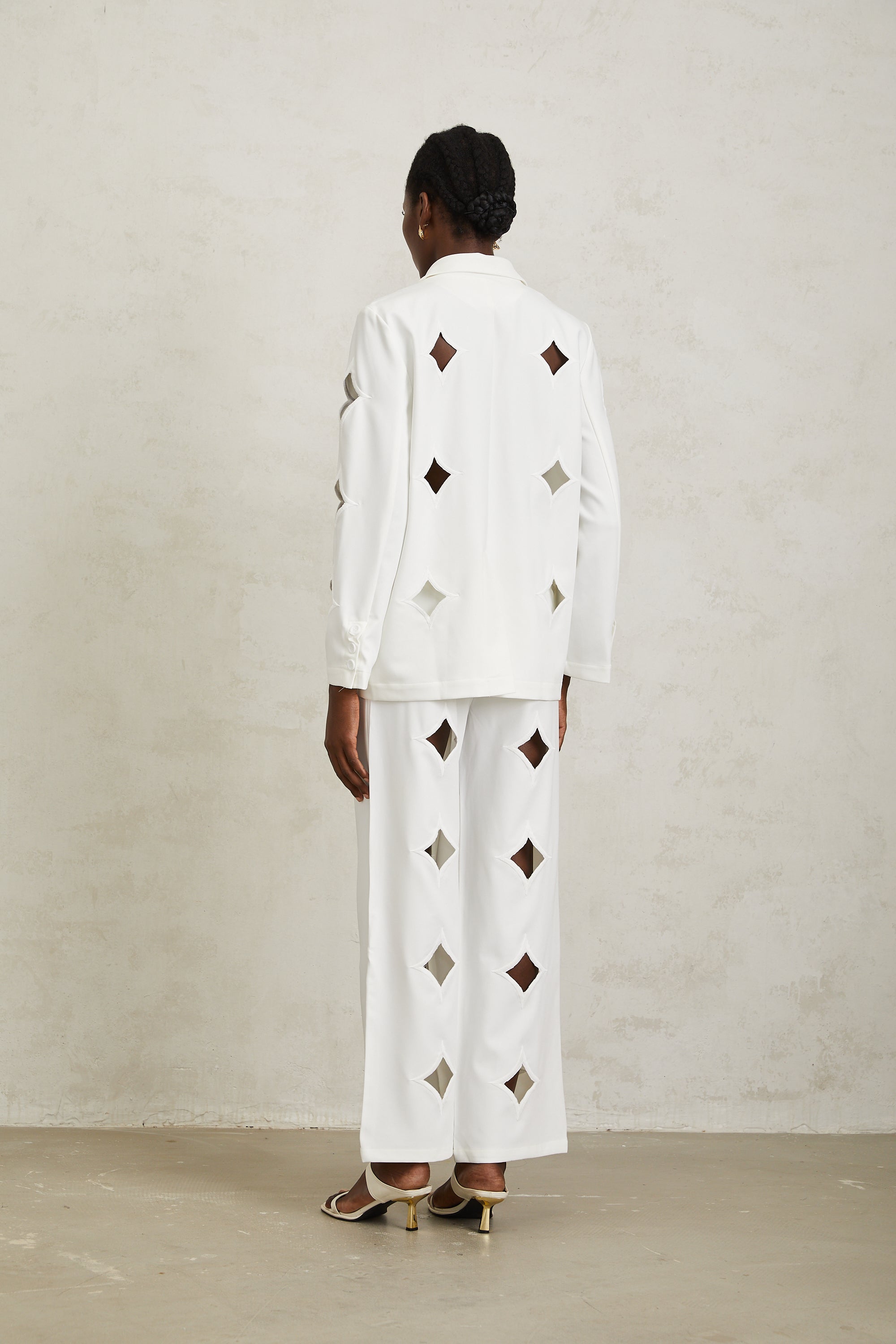 طقم فيكتوريا وايت المتناسق المقطوع على شكل نجمة