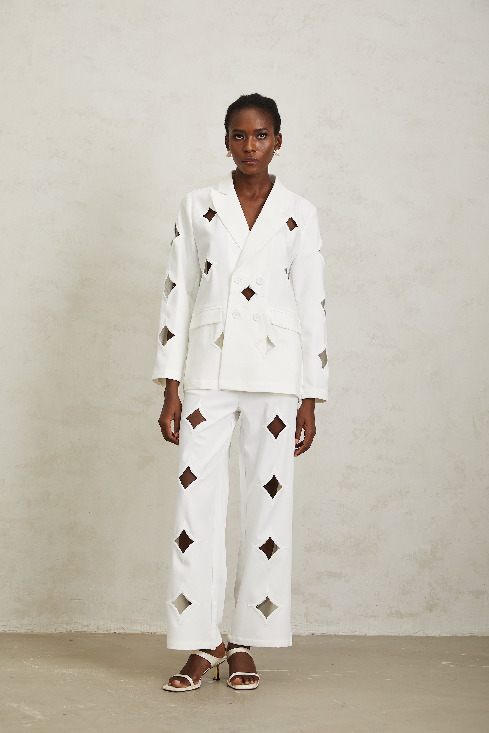 طقم فيكتوريا وايت المتناسق المقطوع على شكل نجمة