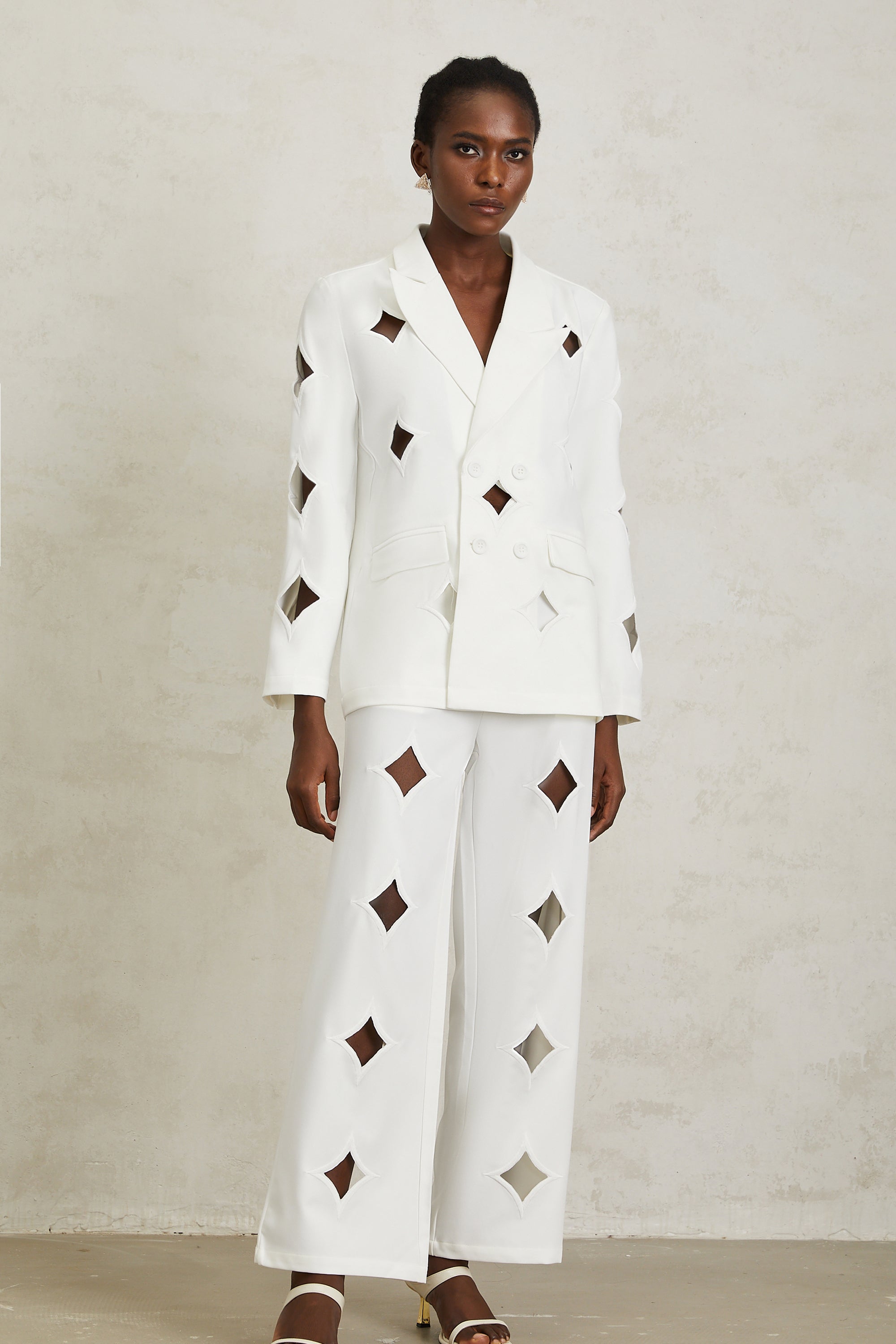 طقم فيكتوريا وايت المتناسق المقطوع على شكل نجمة