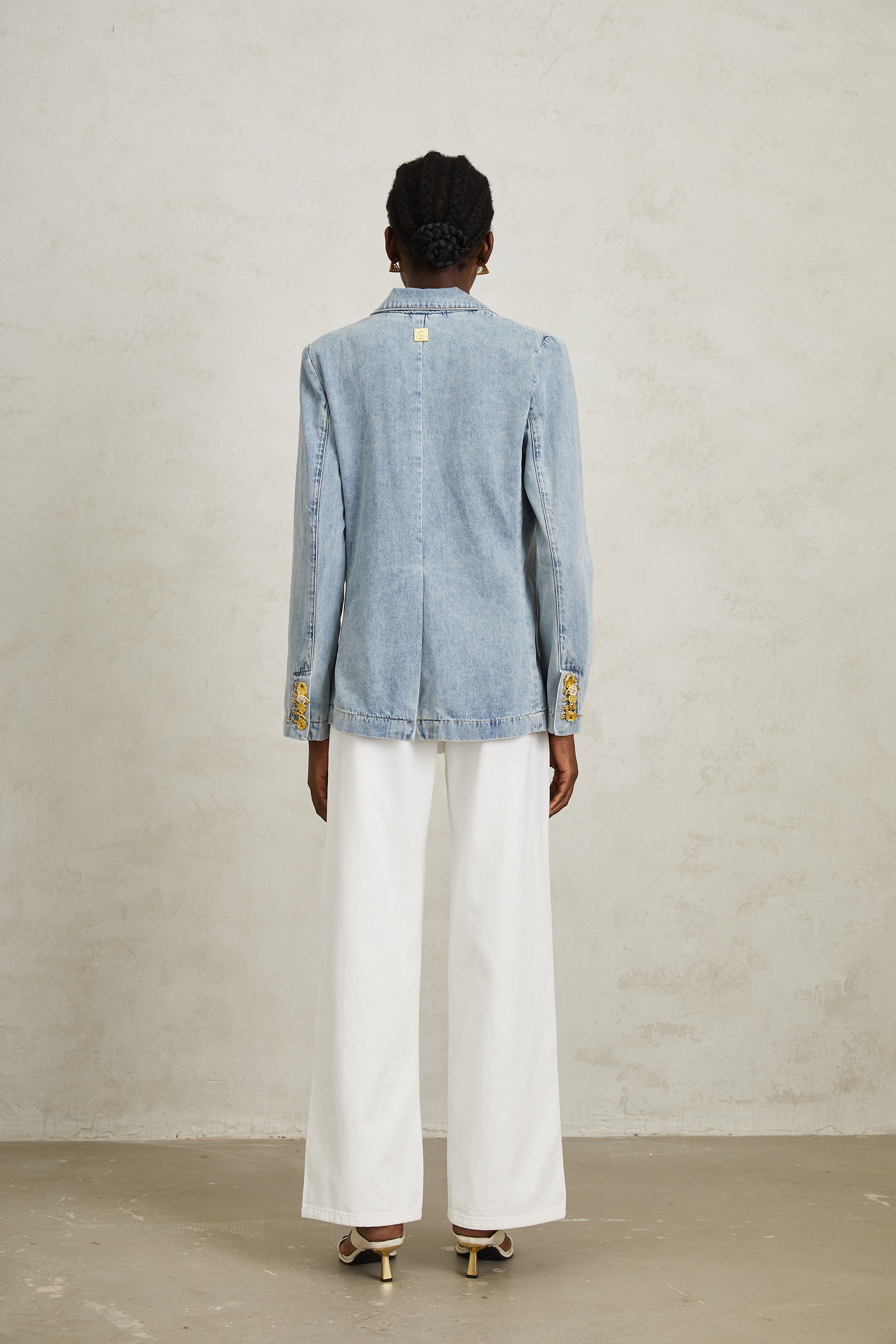 سترة جينز من ليونيد بلو بتفاصيل قفل