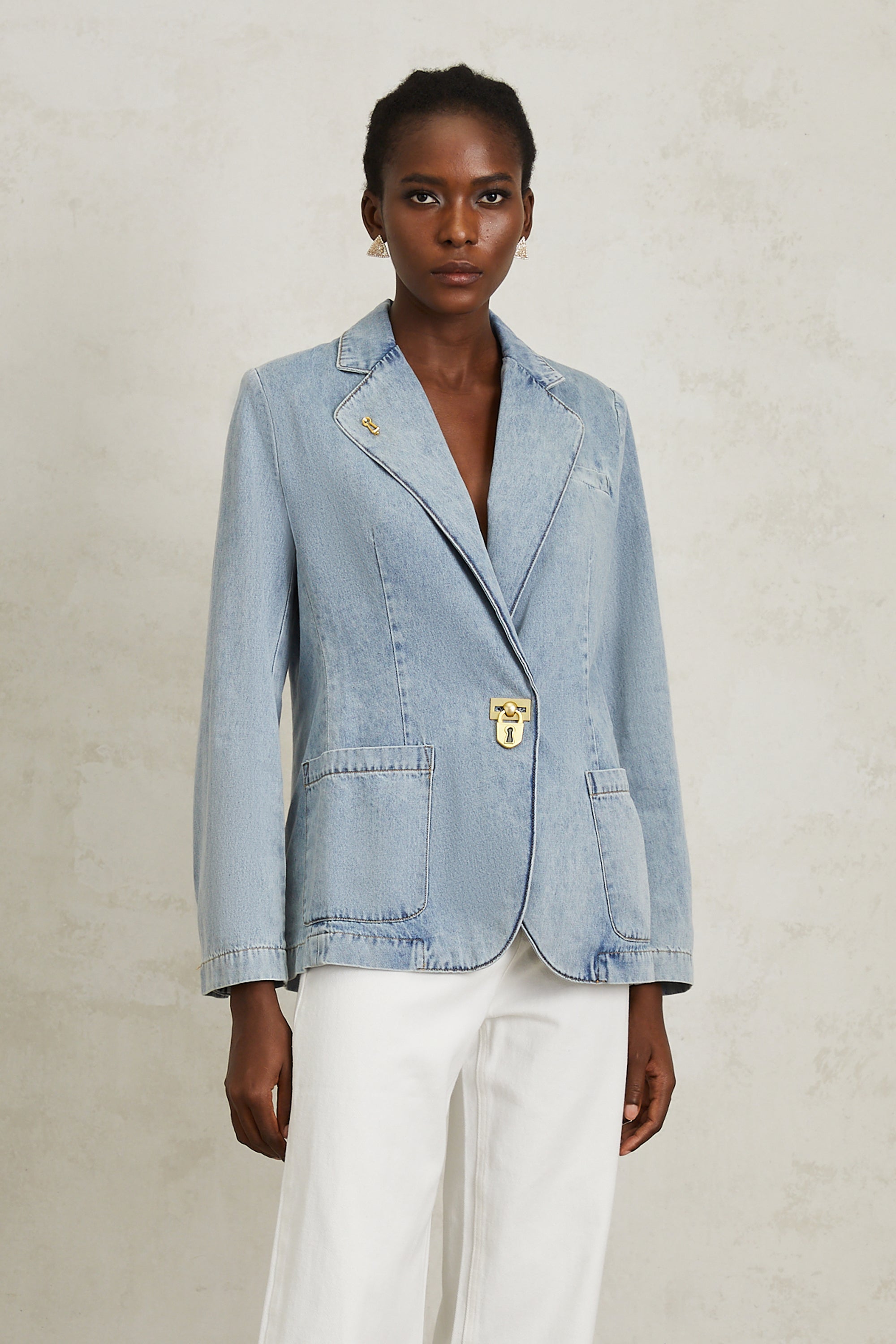 سترة جينز من ليونيد بلو بتفاصيل قفل