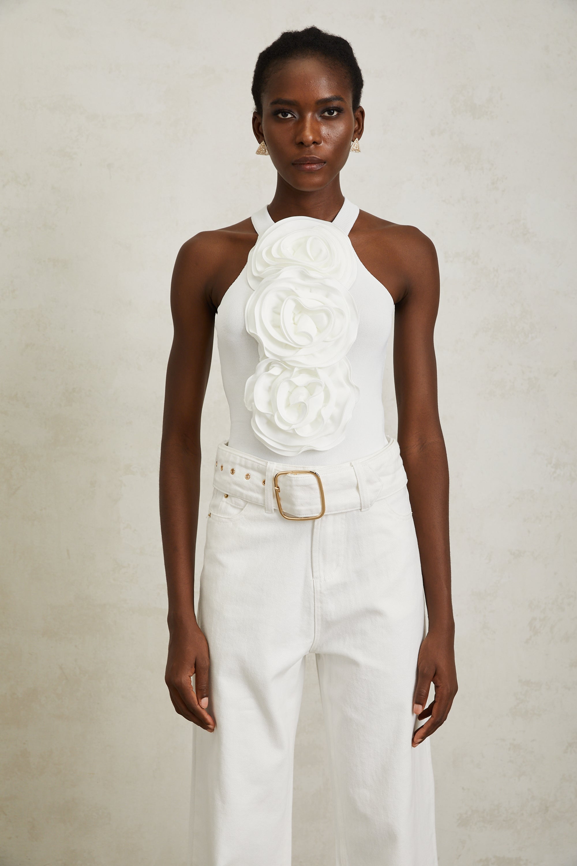 بلوزة نولوين بيضاء محبوكة ثلاثية الأبعاد