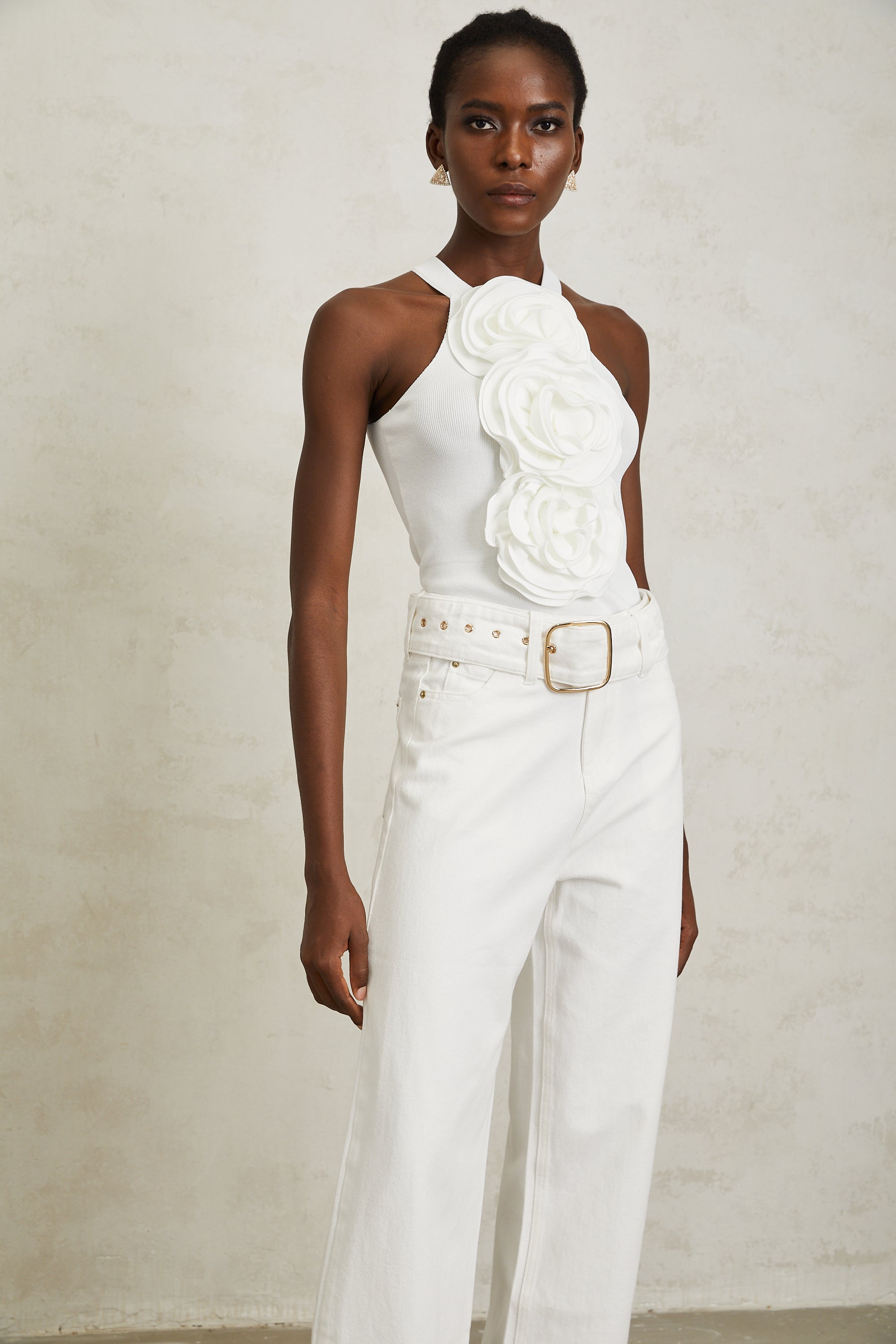 بلوزة نولوين بيضاء محبوكة ثلاثية الأبعاد