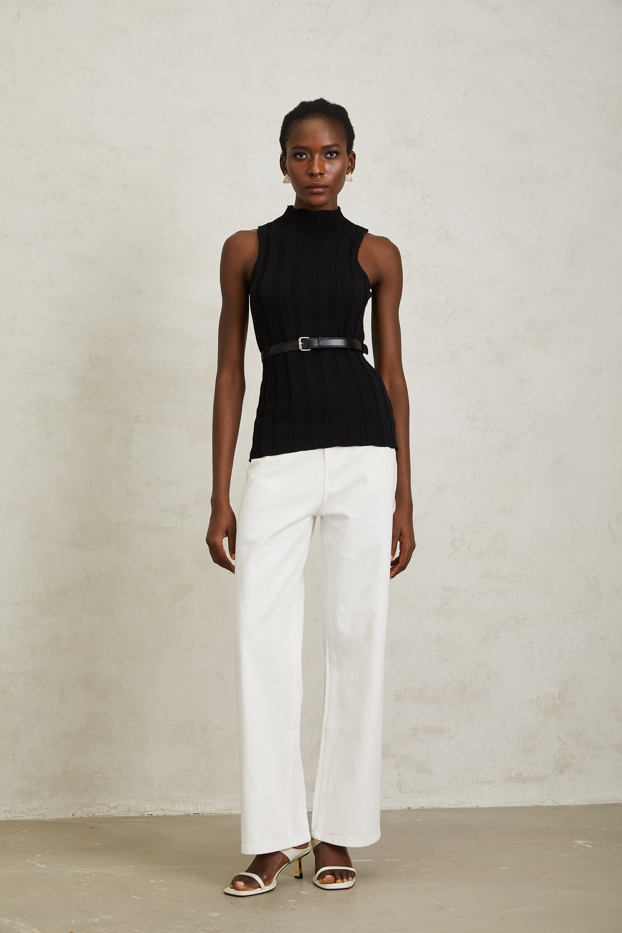 Maelle – Schwarzes, geripptes Strickoberteil mit Gürtel