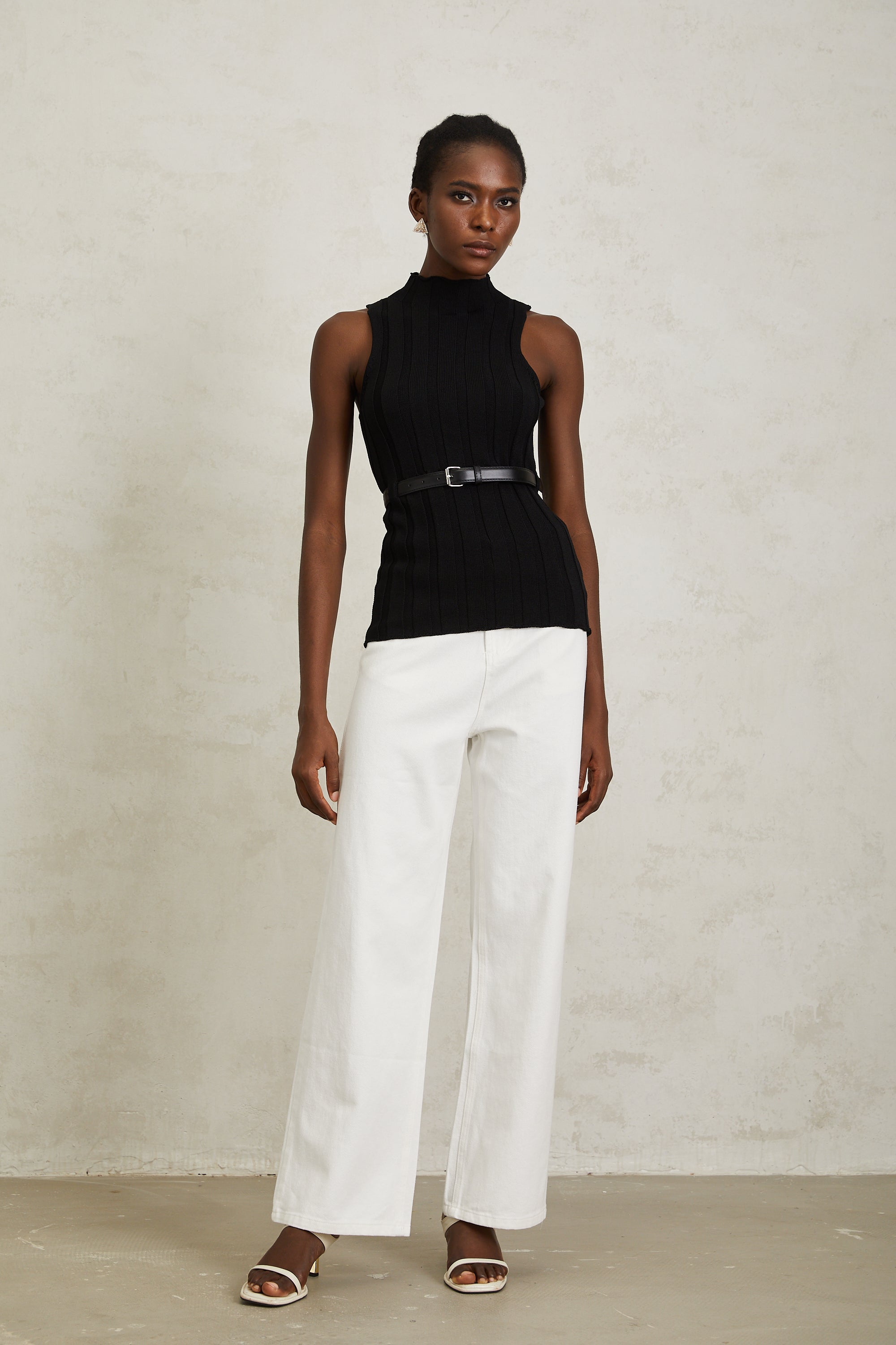 Maelle – Schwarzes, geripptes Strickoberteil mit Gürtel