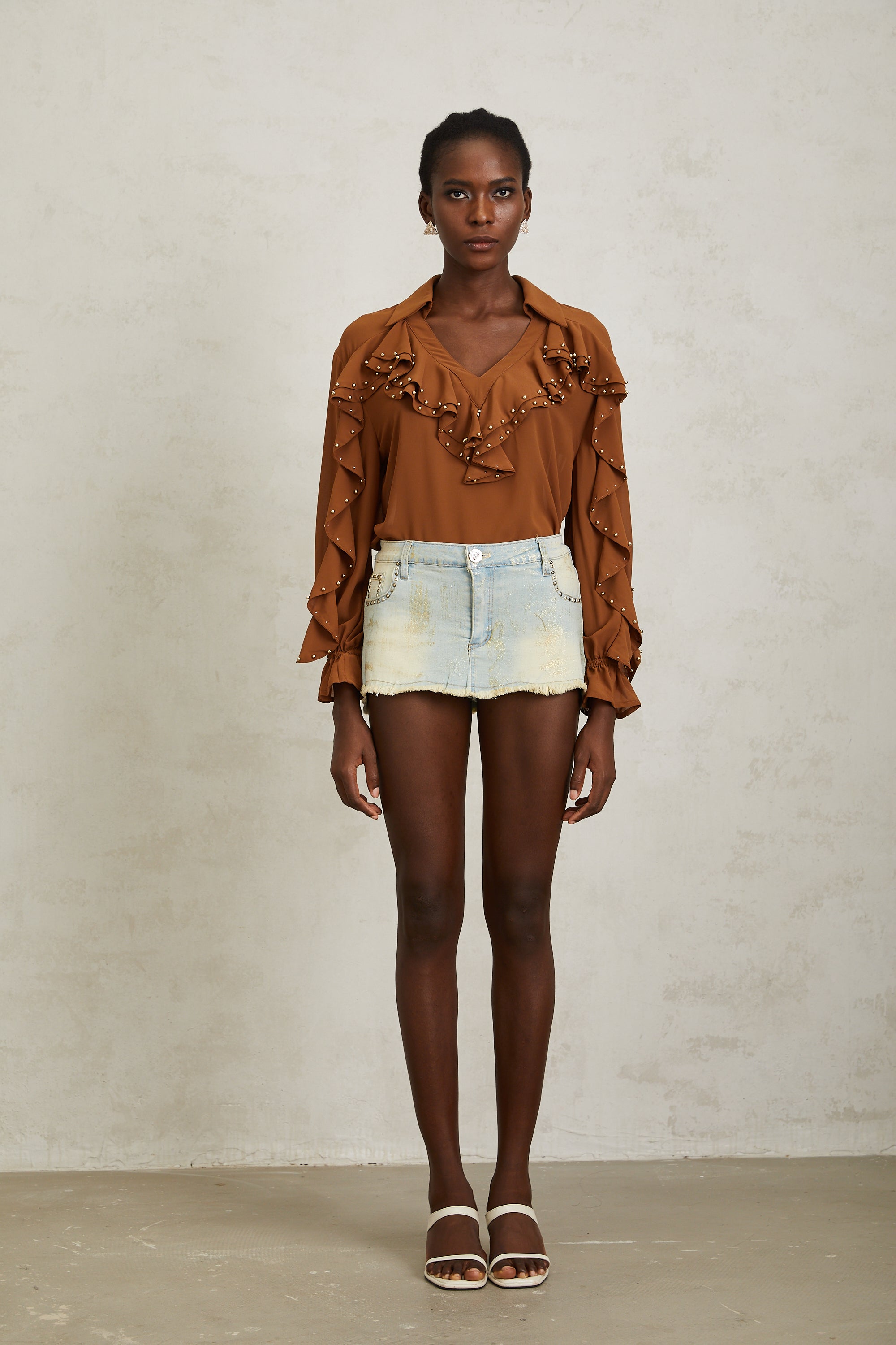 بلوزة إيزالين شيفون مزينة بالخرز والكراميل