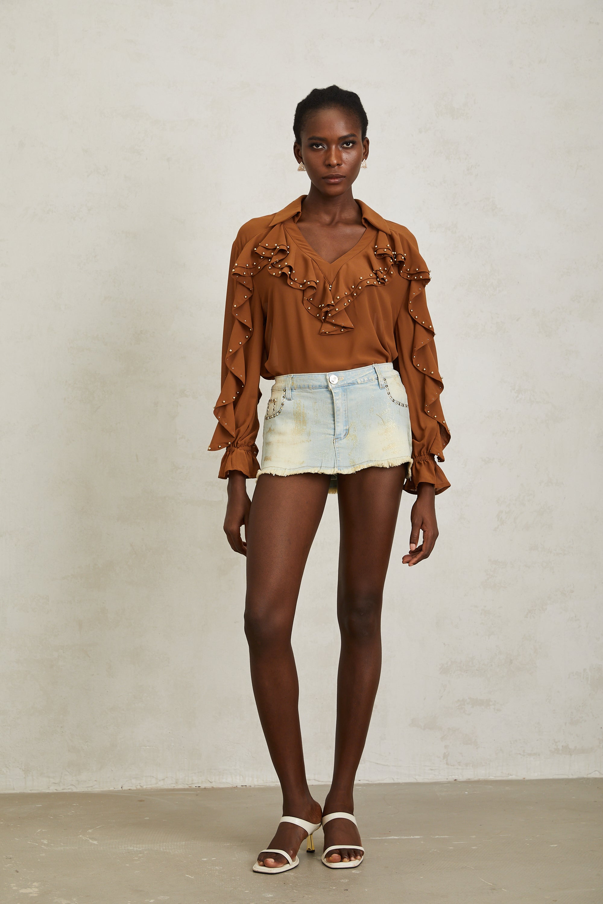 بلوزة إيزالين شيفون مزينة بالخرز والكراميل