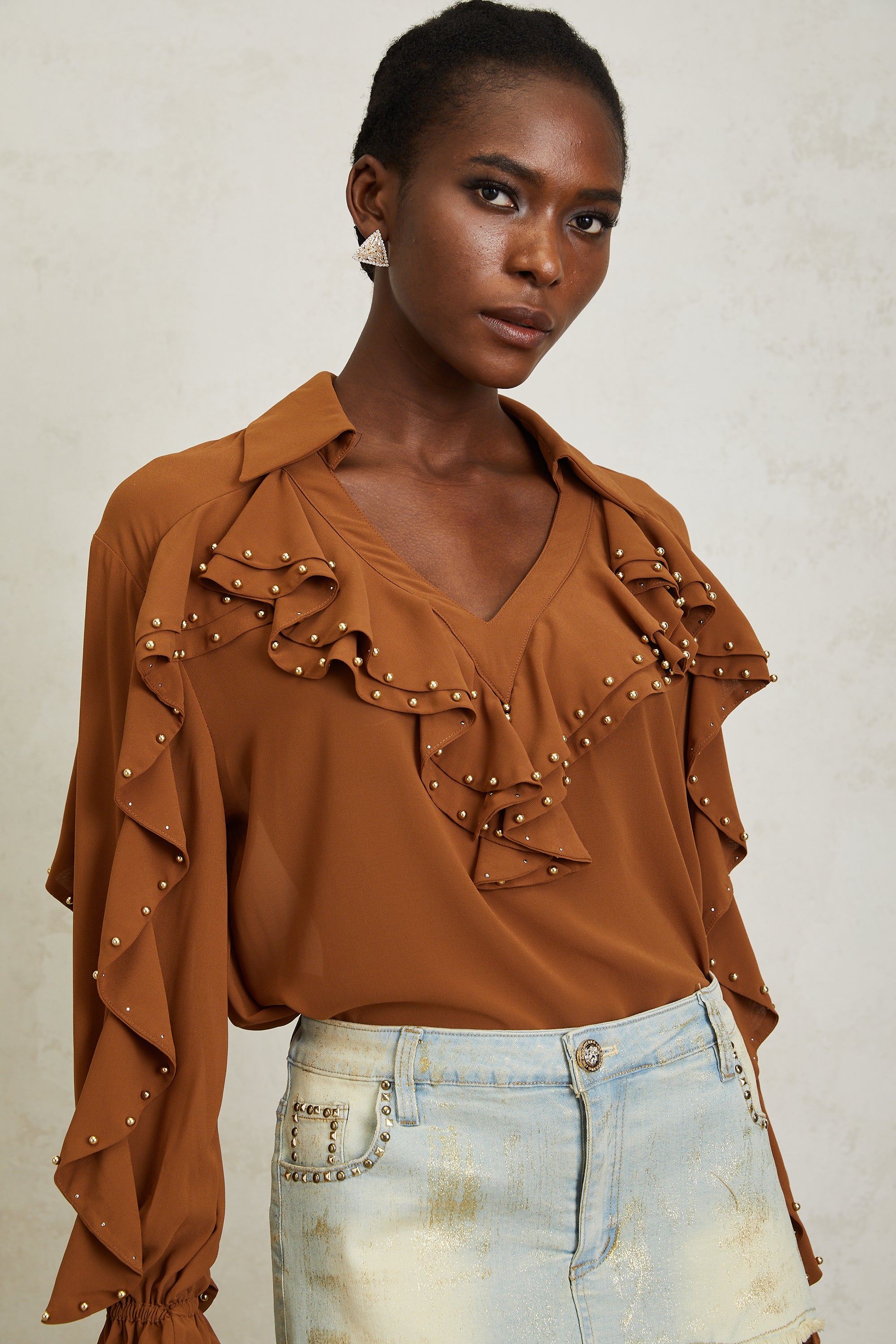 بلوزة إيزالين شيفون مزينة بالخرز والكراميل