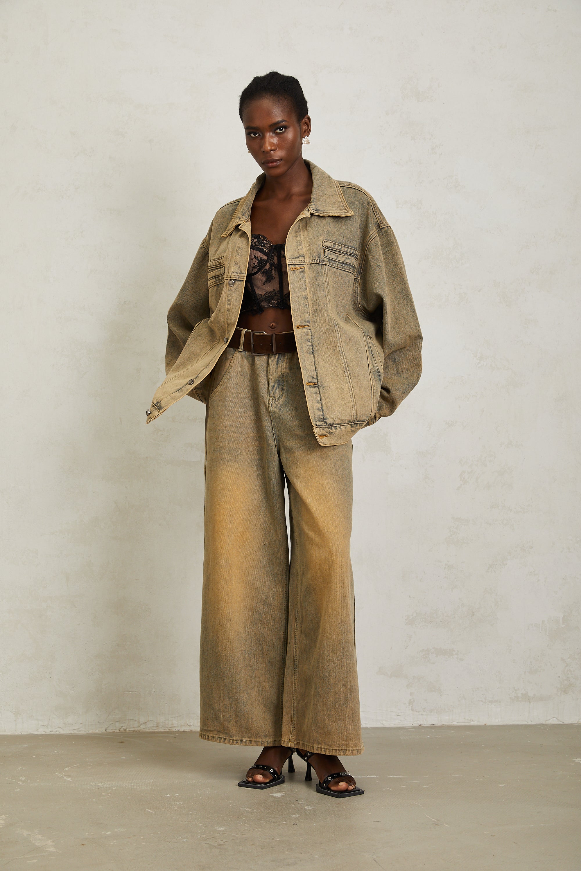 Loanne – Hellblaue Jeansjacke mit verblasstem Muster